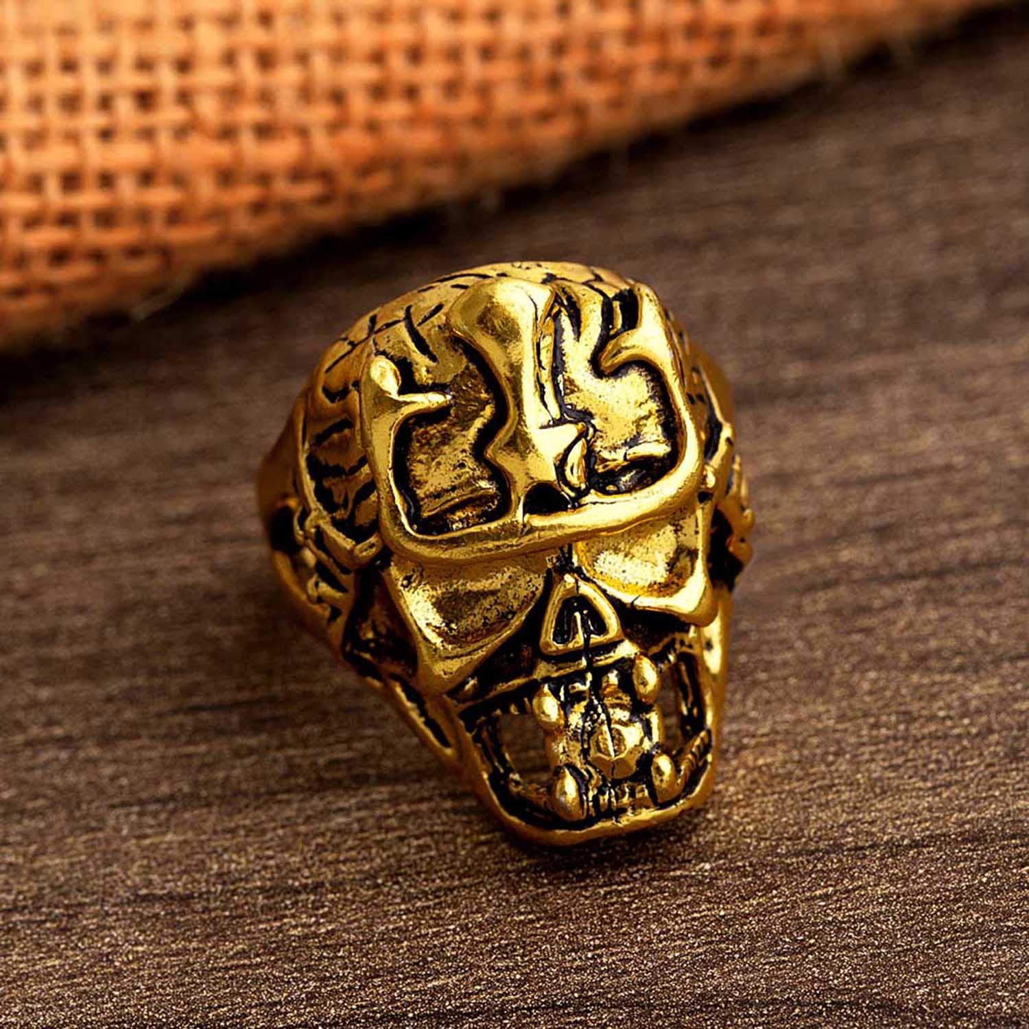Elegant Gold Ring with Engraved Pattern