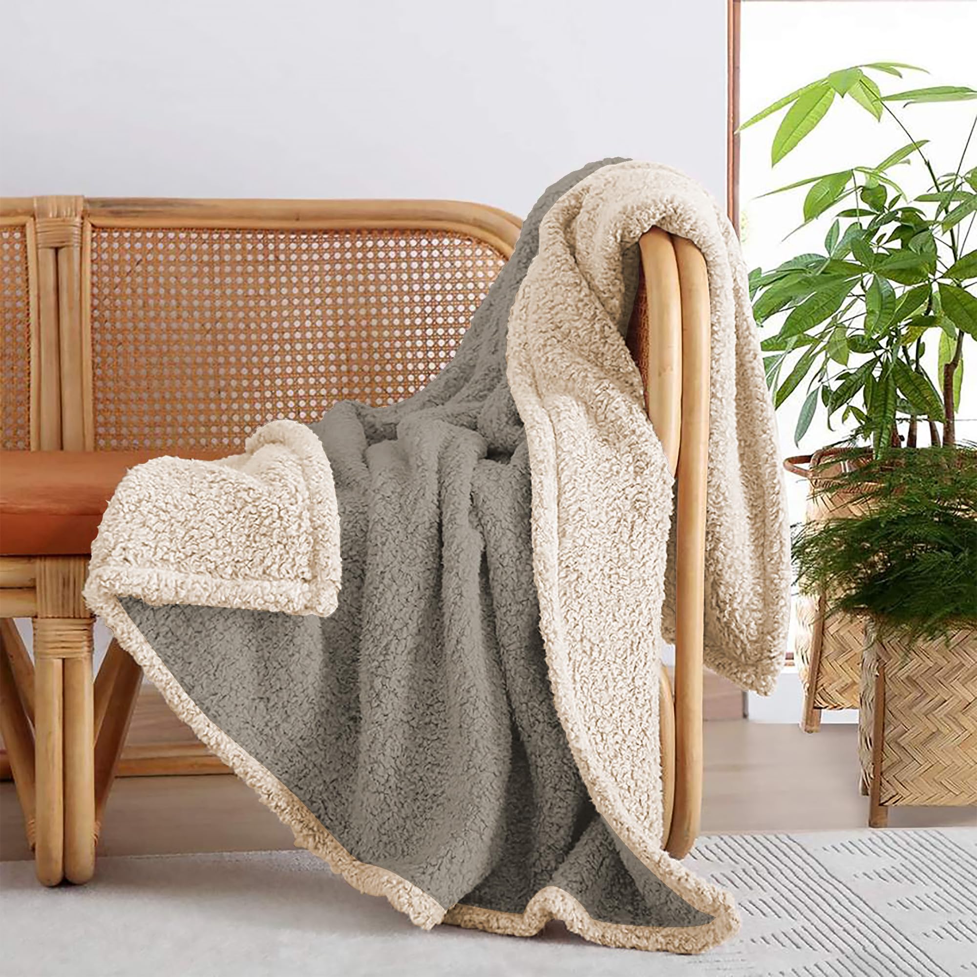 IlGruppone Coperta Plaid in Pile Sherpa Invernale, Morbida e Calda,400 Gr/Mq Coperta Pelosa Tinta Unita Con Lavorazione Divano in Finta Pelliccia (Matrimoniale, Beige-Dove)