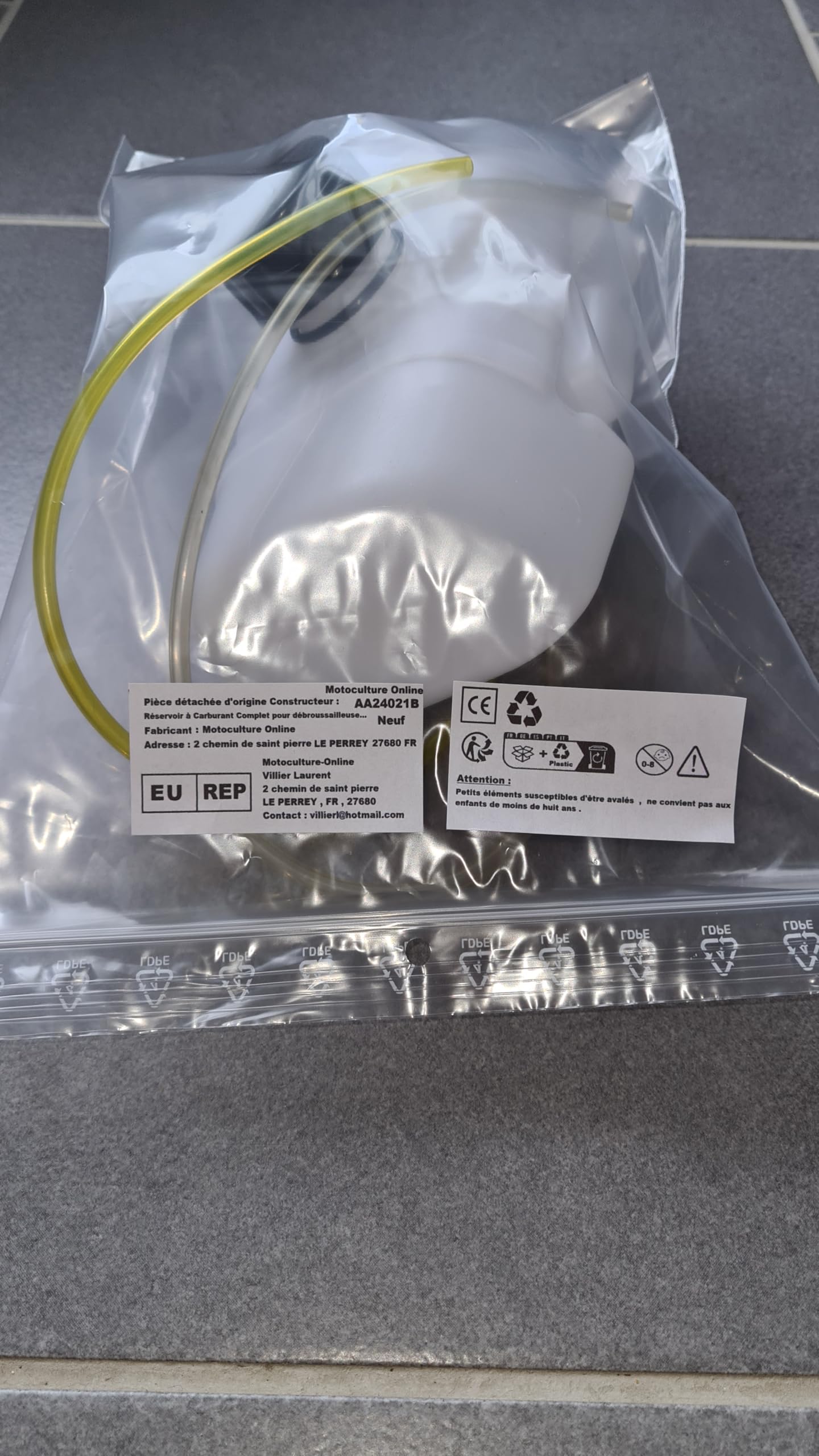Pièce détachée d'origine constructeur: Réservoir à Carburant Complet pour débroussailleuse Dorsal , Important merci de bien vérifier votre modèle Avant achat , Voir dimensions sur photos Jointes