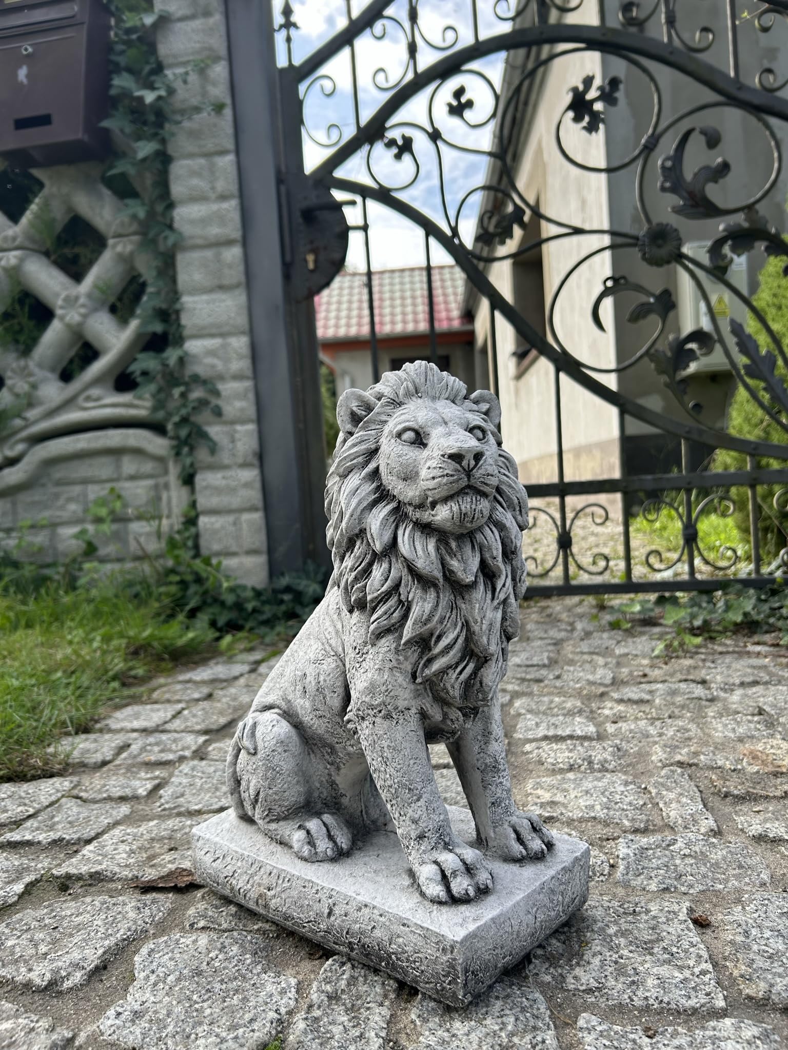 FABRIQ Kleiner Garten Löwe Figur Rechts, Steinfigur, Wetterfest, frostsicher aus Steinguss für Außenbereich, massiv 36 cm, 11 kg, shwarz