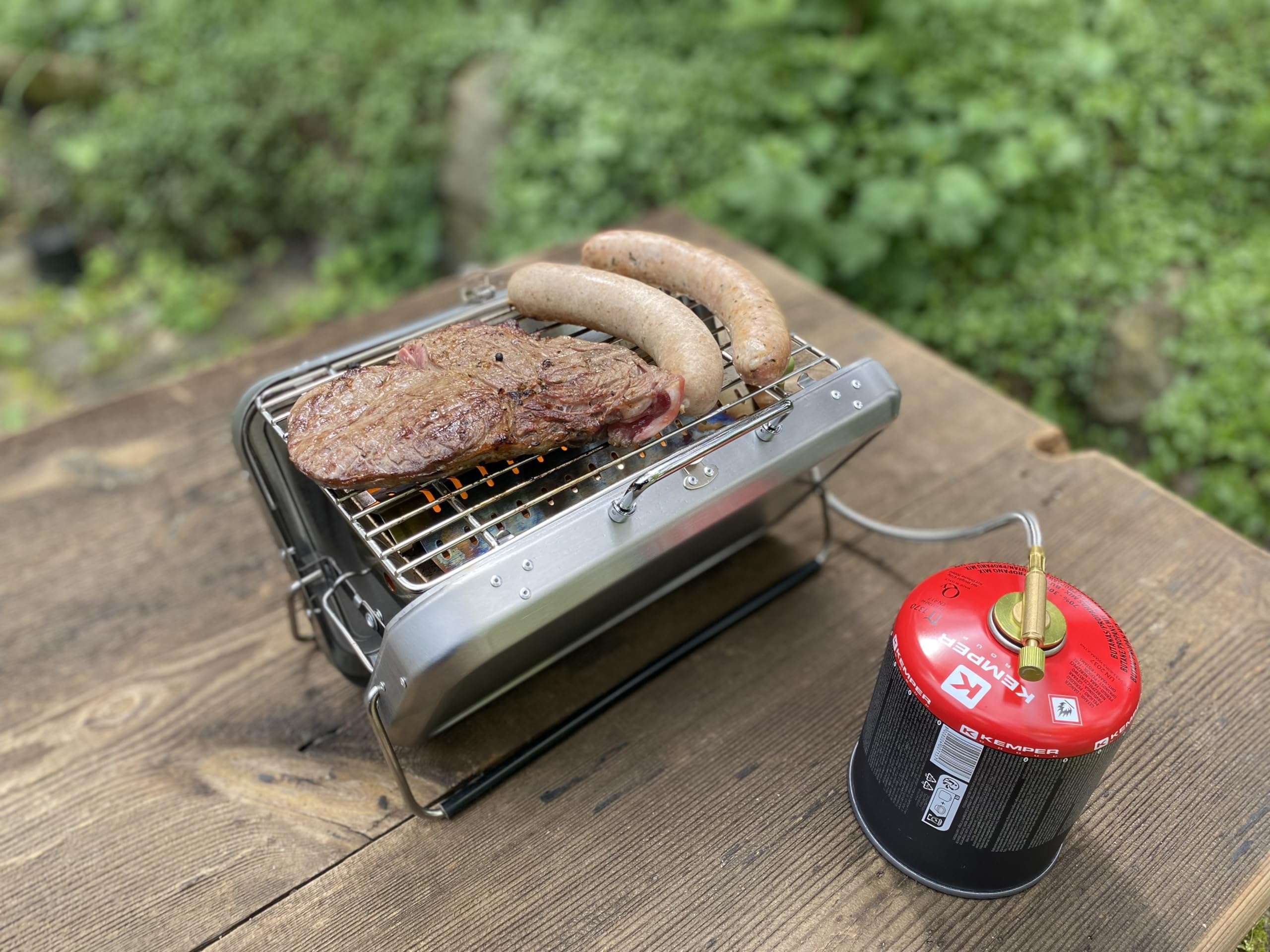 GARDINGER BBQ 42 mobiler Koffergrill aus Edelstahl für Gaskartuschen Holzkohle | Klappbarer Camping-Grill für Picknick Outdoor mit Grillzange | 31x20x7 cm