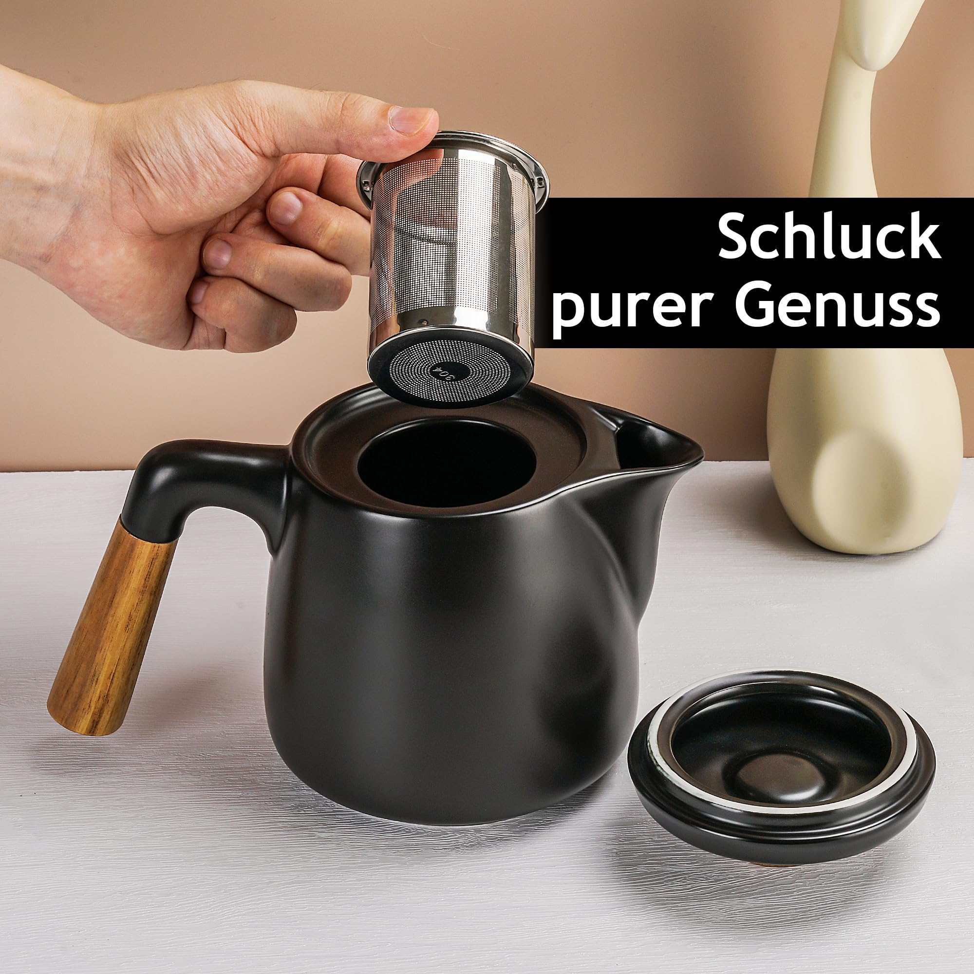 MIAMIO - Teeservice mit Teekanne (1 l), 4 Tassen & Ständer (Schwarz) | Teekanne Keramik mit Teetassen, Siebeinsatz & Bambus-Untersetzer / Henkel für Haus und Büro