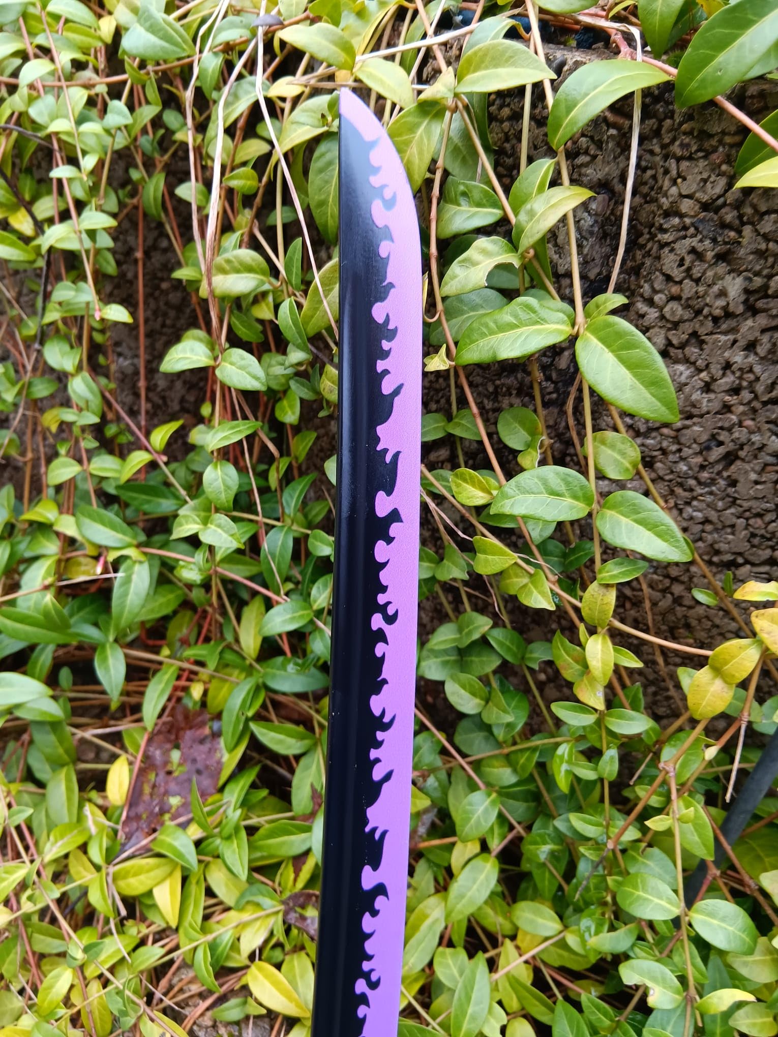 One Piece Katana Schwert Enma Zoro 106,5cm lang 70cm Klinge mit Schwertständer inkl. Präsentationsbox für Cosplay Manga Anime Japan Kampfkunst Fans Sammler Gamer
