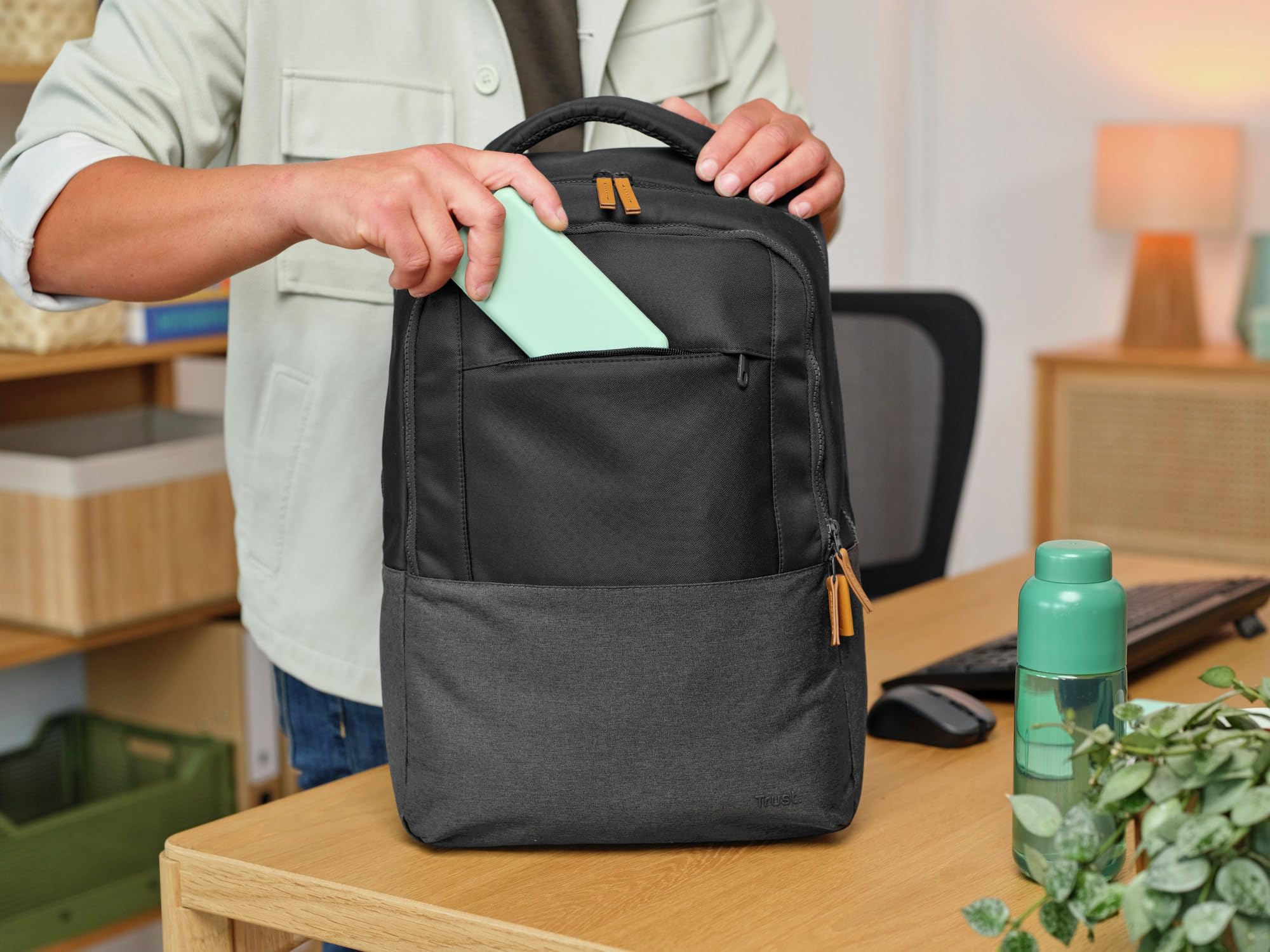 Trust Lisboa Sac à Dos pour Ordinateur Portable 16 Pouces, 23 Litres, Noir | avec Sangle pour Chariot, Plastique Recyclé, Backpack PC Voyage Homme Femme Collège Loisir Affaire Travail