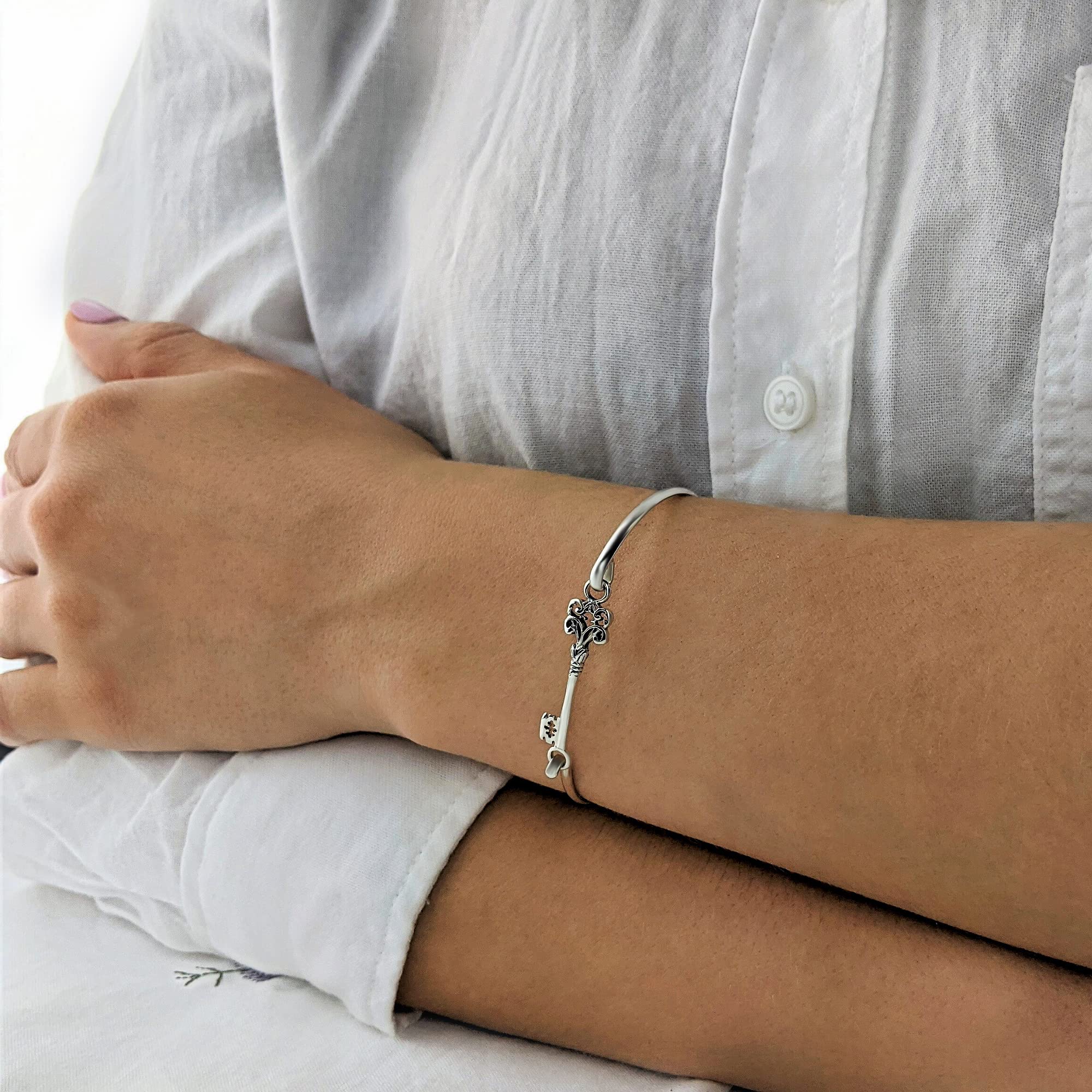 Silverly Brazalete Plata de Ley 925 Filigrana Cierre Gancho | Pulsera Apilable Llave Antigua Plata Maciza | Pulseras Finas Apilables Mujer | Regalo Novia | Pulseras Simbólicas Amistad