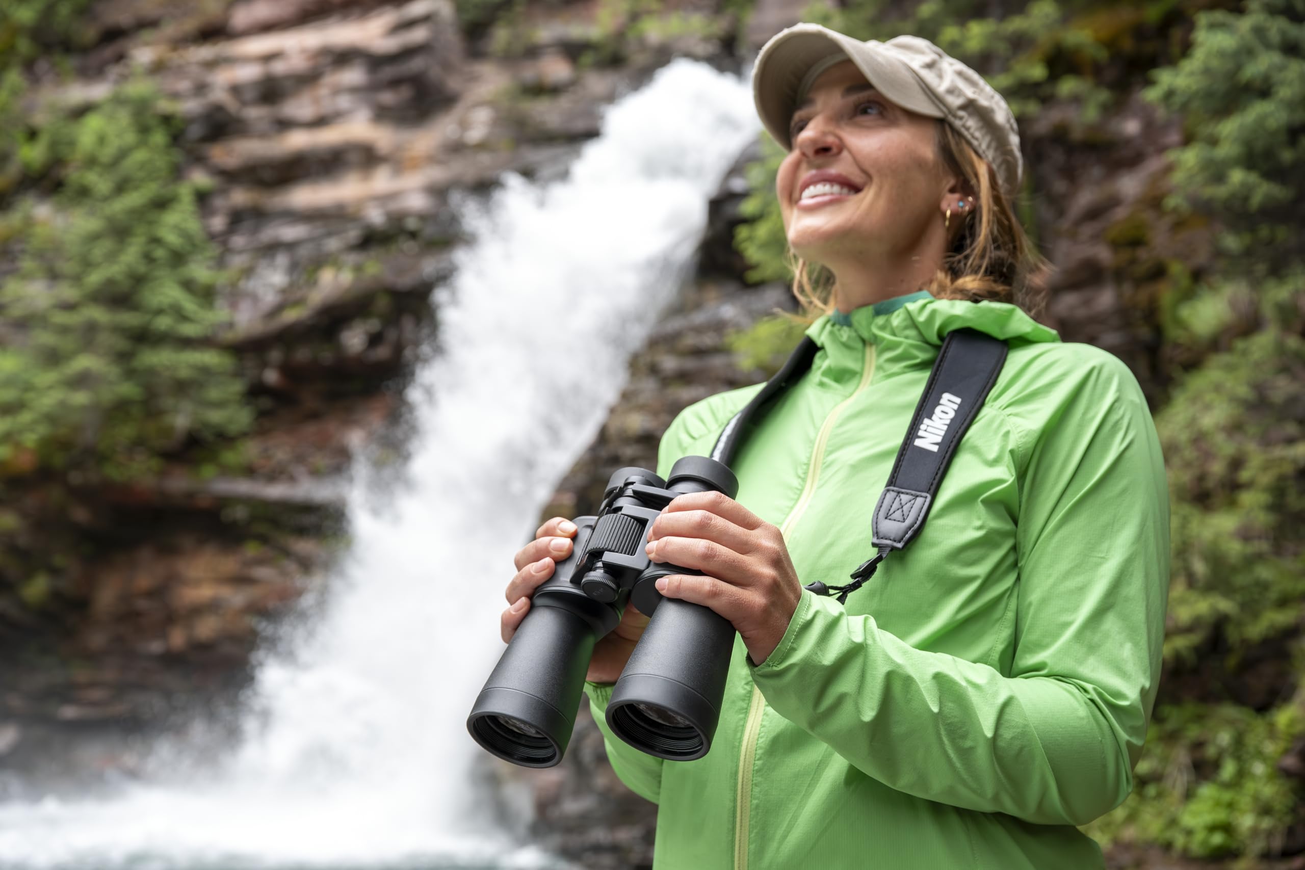 Nikon Action 10-22x50 Fernglas (leicht zu Tagen und zu bedienen, Gute räumliche Sicht, für Wanderungen, Reisen und Naturbeobachtung, für Brillenträger geeignet)