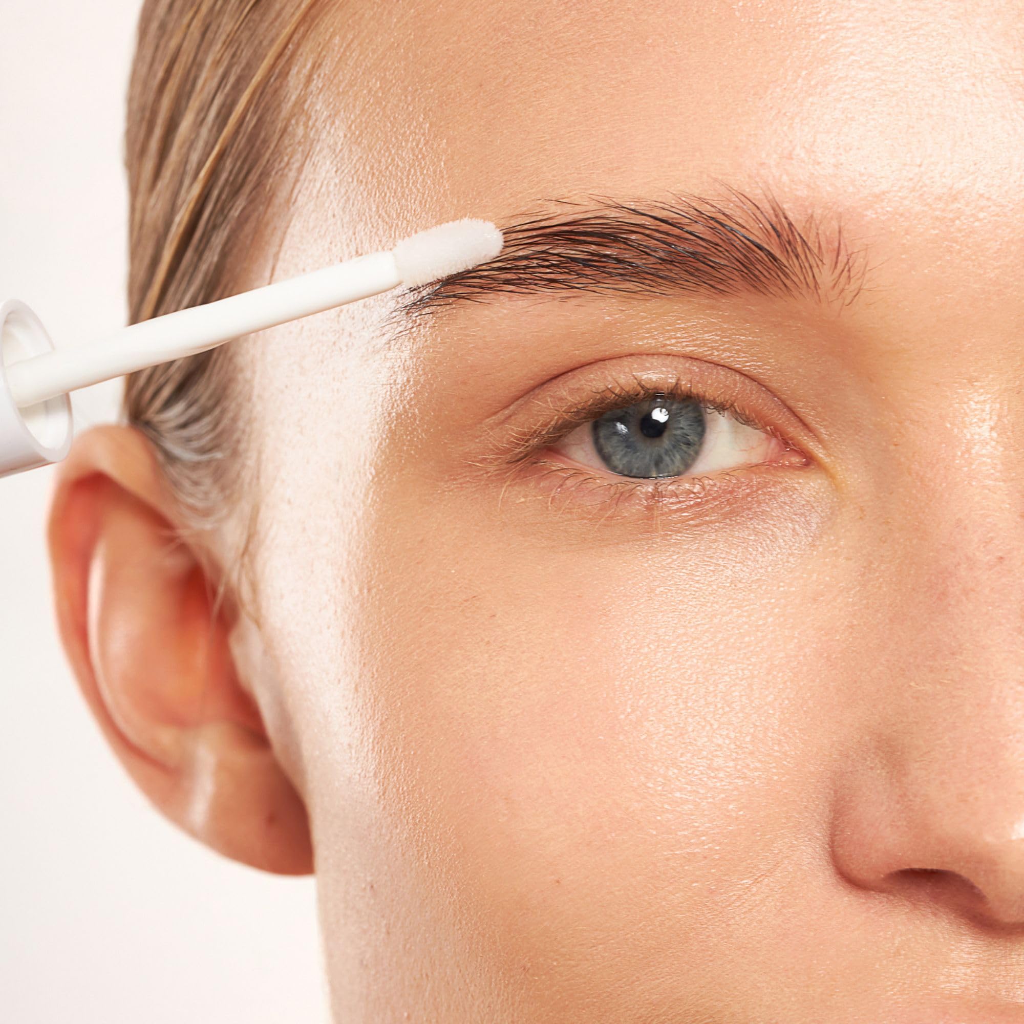Nutridome Sérum à sourcils fortifiant 4 ml – Épaisse les cheveux, favorise la croissance avec du thé vert, du collagène, de la vitamine B3, un booster de sourcils pour un effet visible après 4