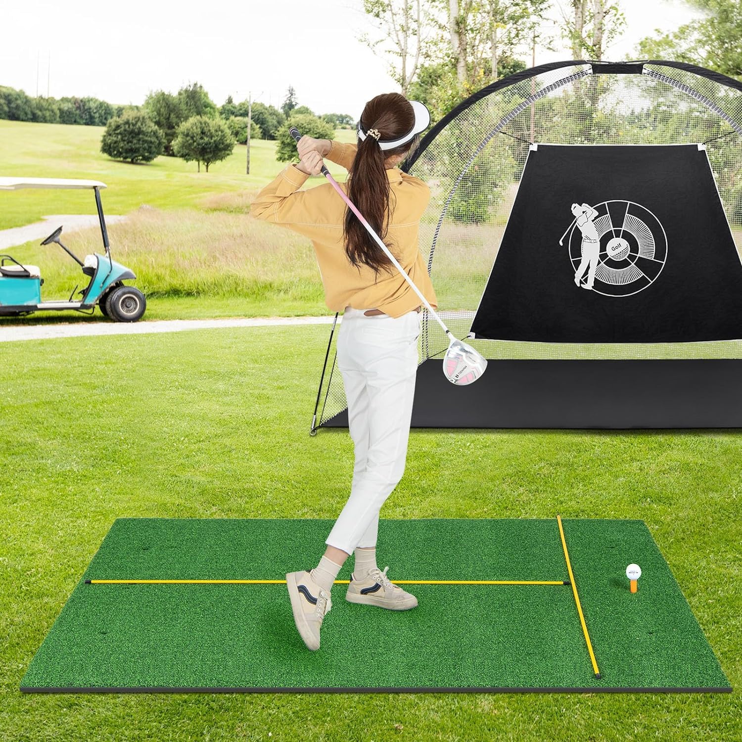 GYMAX Alfombrilla de Golf para Golpear Pelotas, Tapete de Césped Artificial para Práctica de Golf Interior y Exterior con 2 Tees de Goma y 2 Palos de Alineación