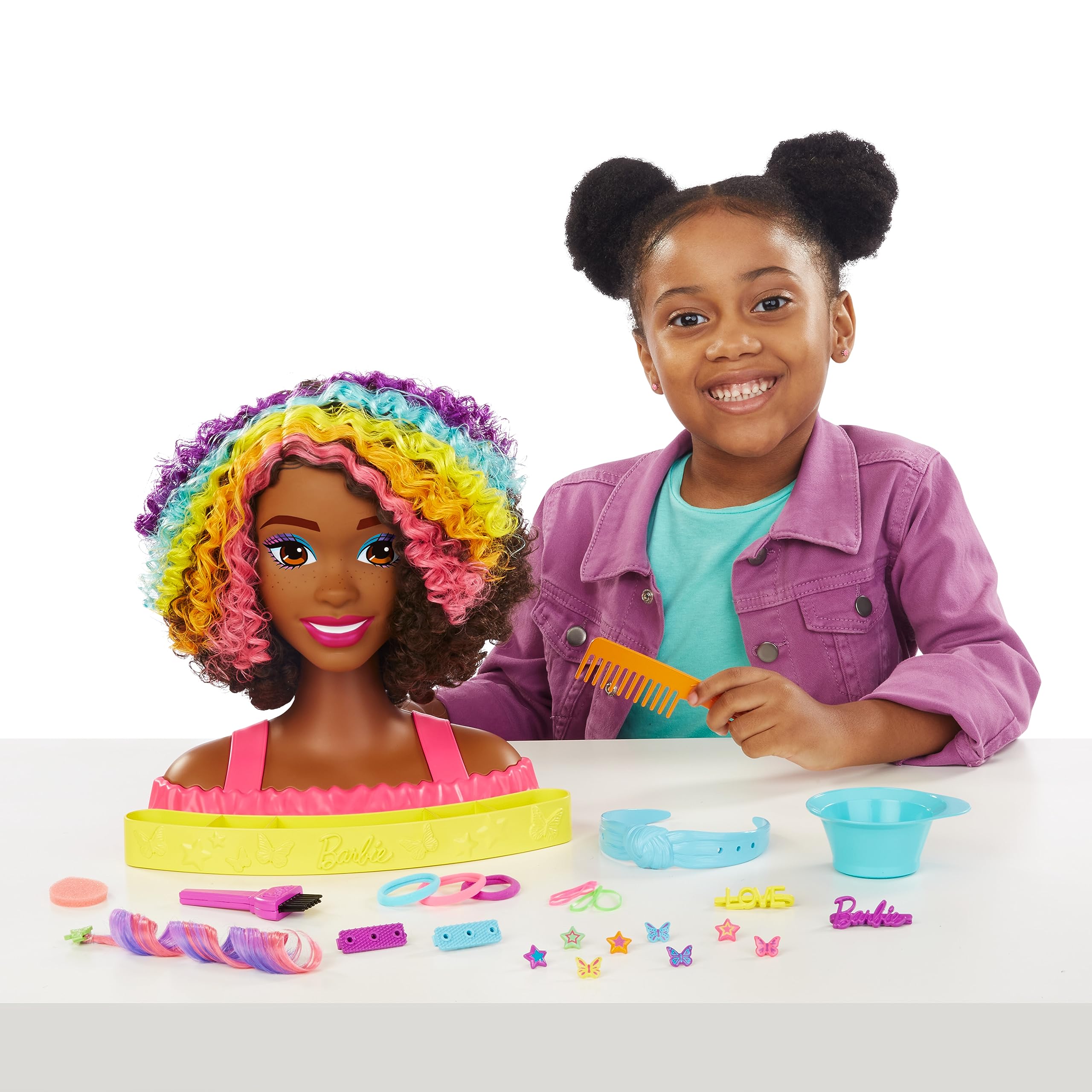 Barbie Głowa do stylizacji Neonowa tęcza Kręcone włosy z neonowo-tęczowymi pasemkami + akcesoria Color Reveal, HMD79