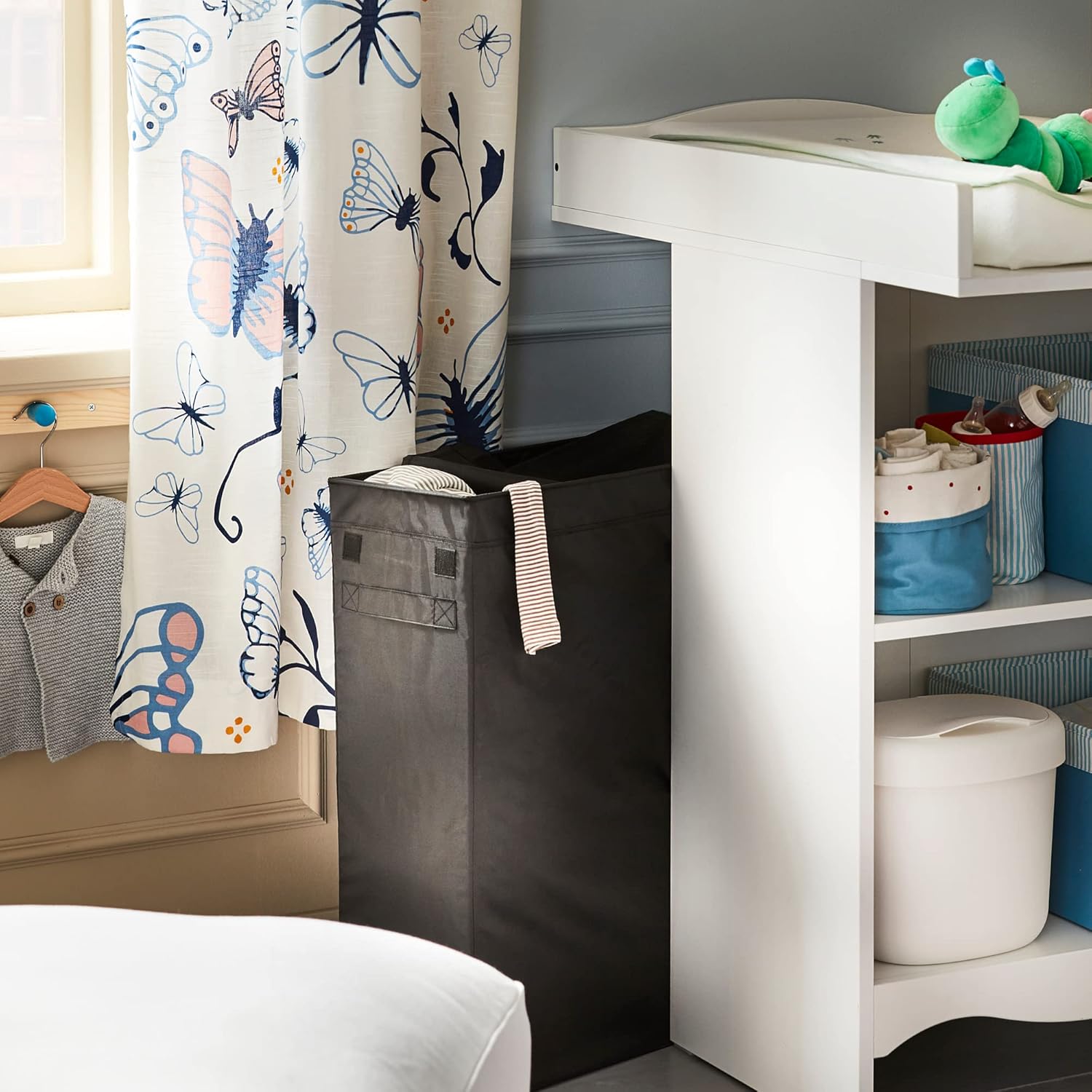 Nærbillede view of the space behind the IKEA SMÅGÖRA changing table, suitable for a laundry basket.