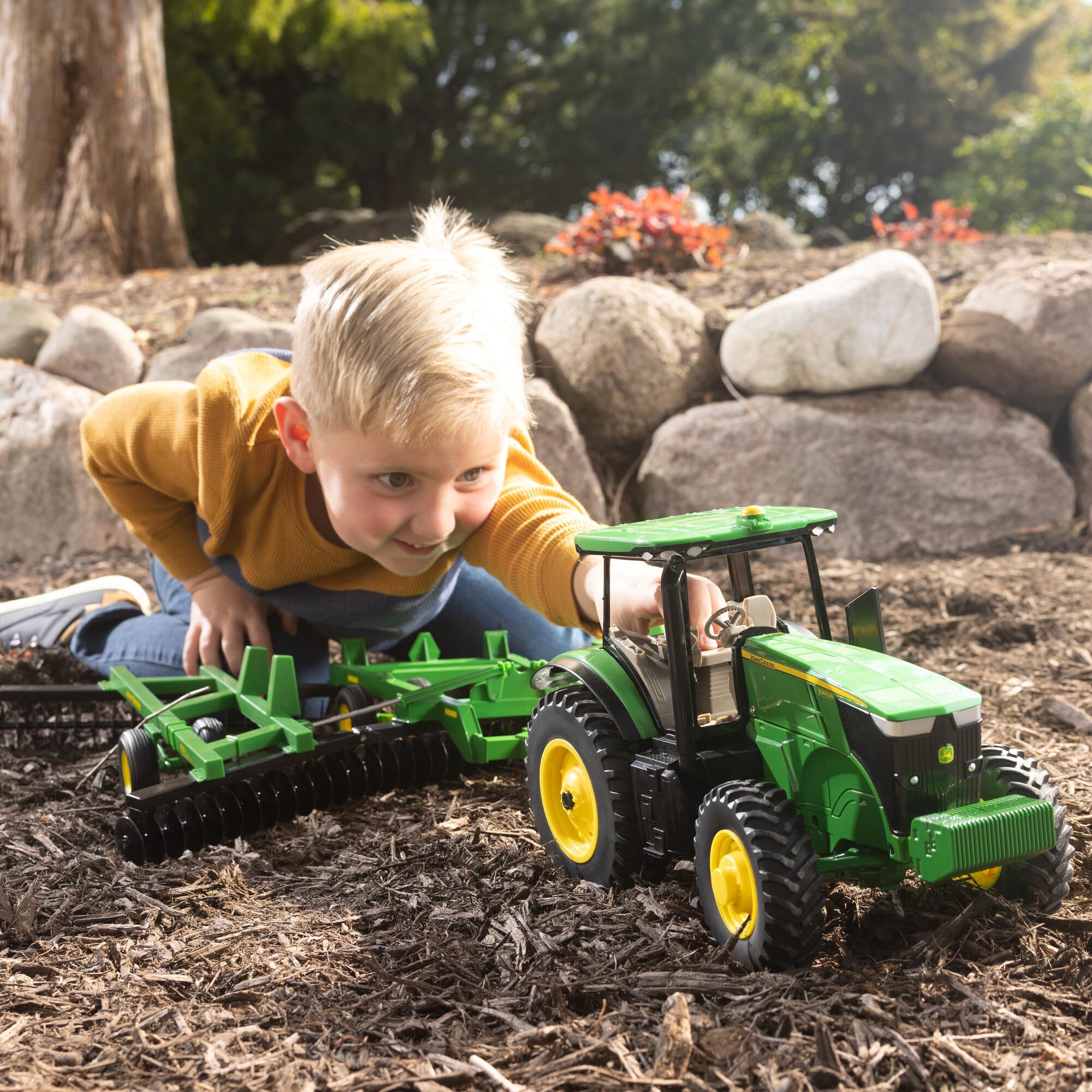 TOMY John Deere LP87295 7260R Traktor, Maßstab 1:16, Druckgusskörper, lenkbare Vorderachse & Hinterradkupplung