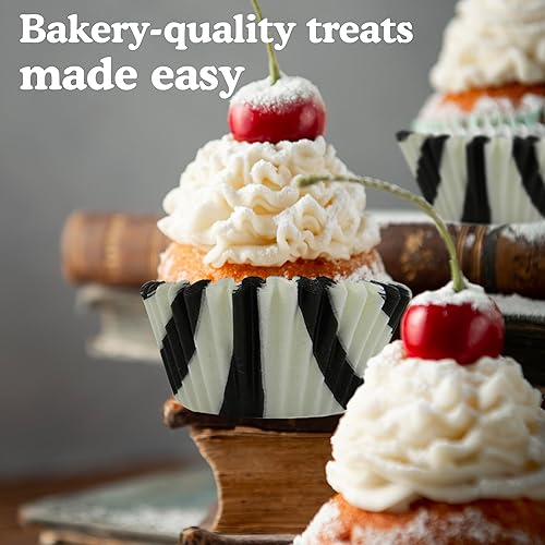 Vista 229 de Regency Wraps Vasos para hornear de grado profesional a prueba de grasa, paquete de 40 unidades, revestimientos estándar, lunares azul cobalto