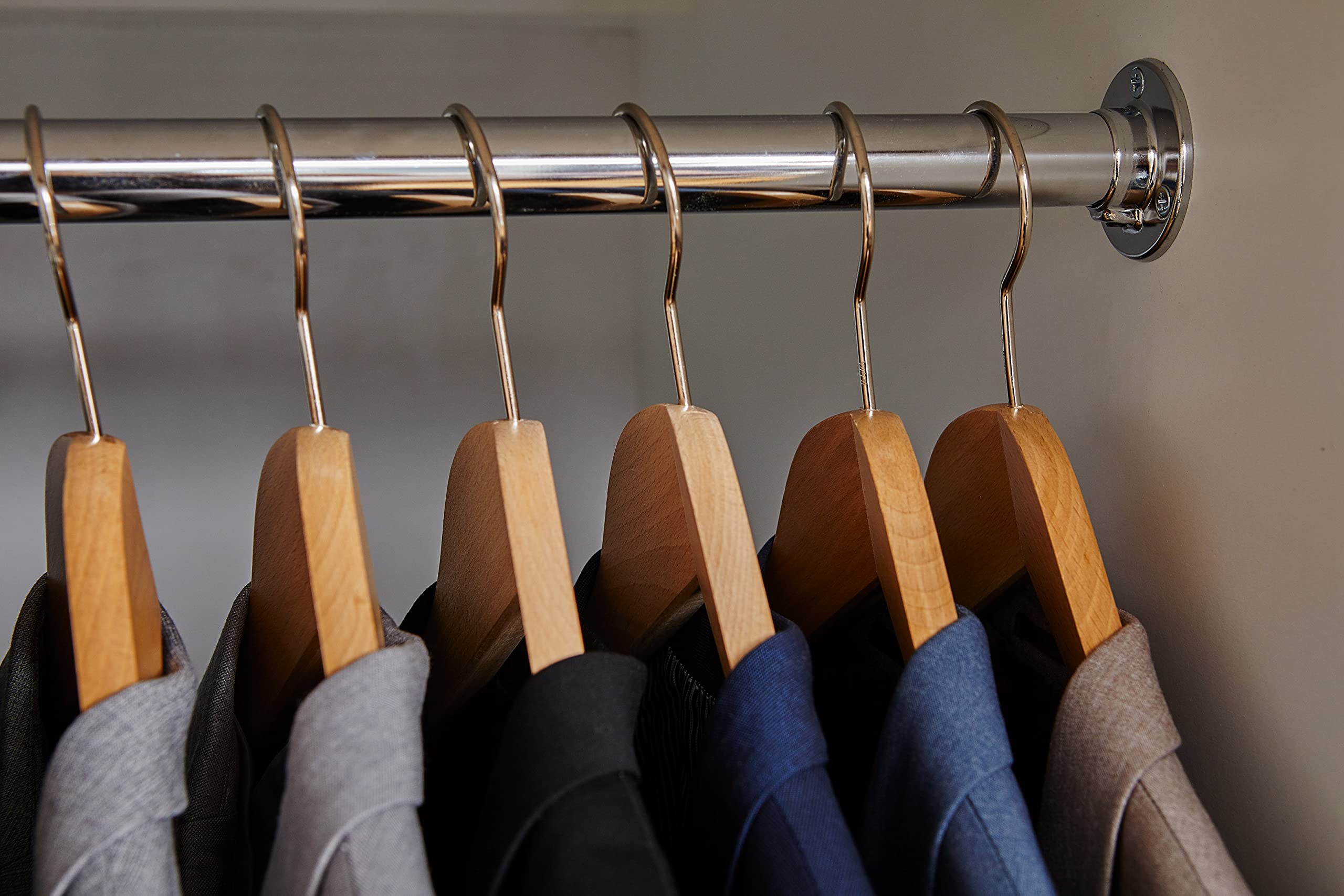 MAWA 10 Stück Anzugbügel Business RFS mit Steg, Hemden, Blusen, Jacketts, Umweltfreundlich, FSC® Zertifiziert, Buche, 360° Drehbar, 45 cm, Schwarz Lackiert