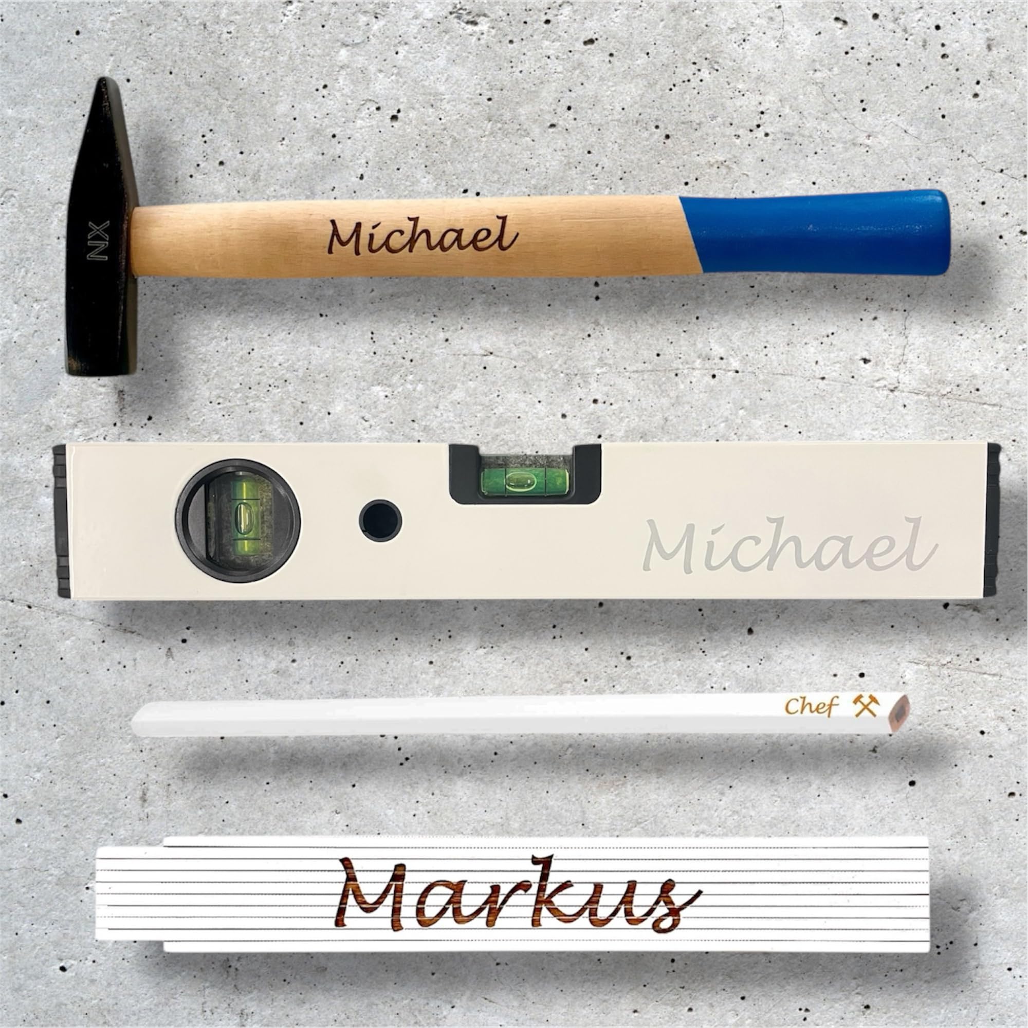 Geschenk Set personalisiert Hammer 300g + Zollstock + Wasserwaage + Bleistift | mit Name | Gravur Handwerker Bauherr Vatertag Papa Opa Mann Heimwerker Weihnachten Geschenkset Männer
