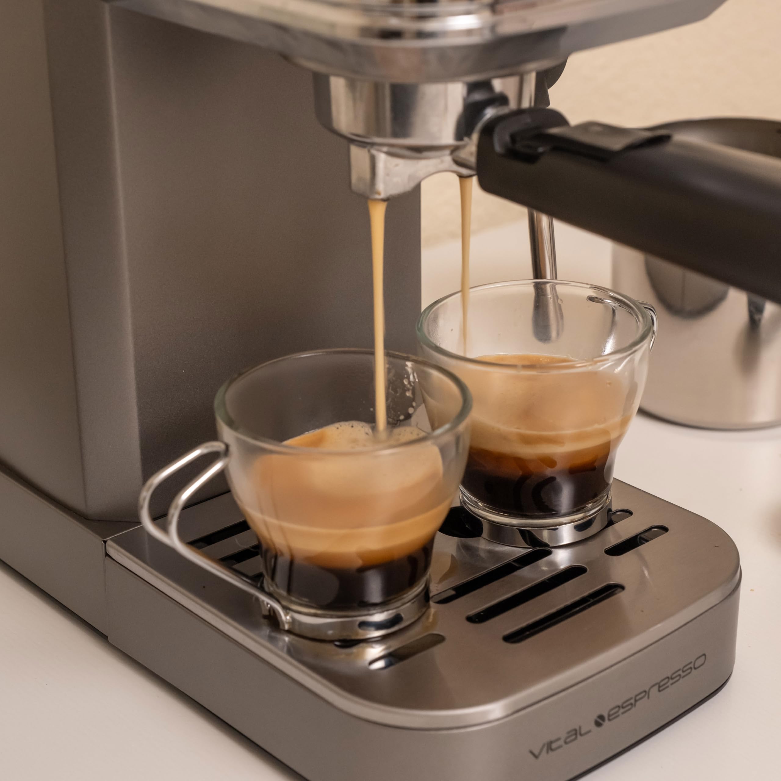 XSQUO Useful Tech Caffettiera Express da 1350 W, 20 bar, con vaporizzatore orientabile e pannello digitale - Vital Espresso Excelsa - Funzione caffè freddo