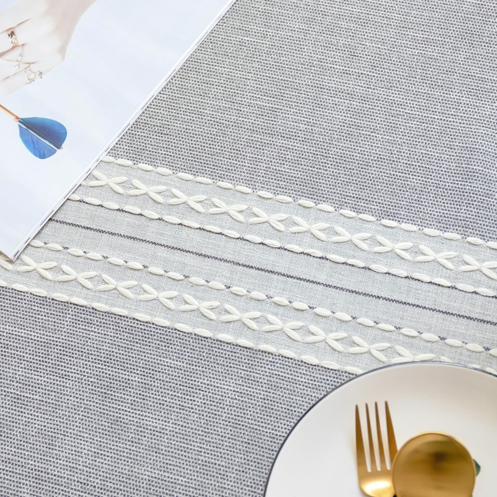 Nappe rectangulaire élégante en mélange Coton-Lin Lavable, à Rayures symétriques et Pompons. Idéale pour cafés, Restaurants, buffets et intérieurs raffinés.