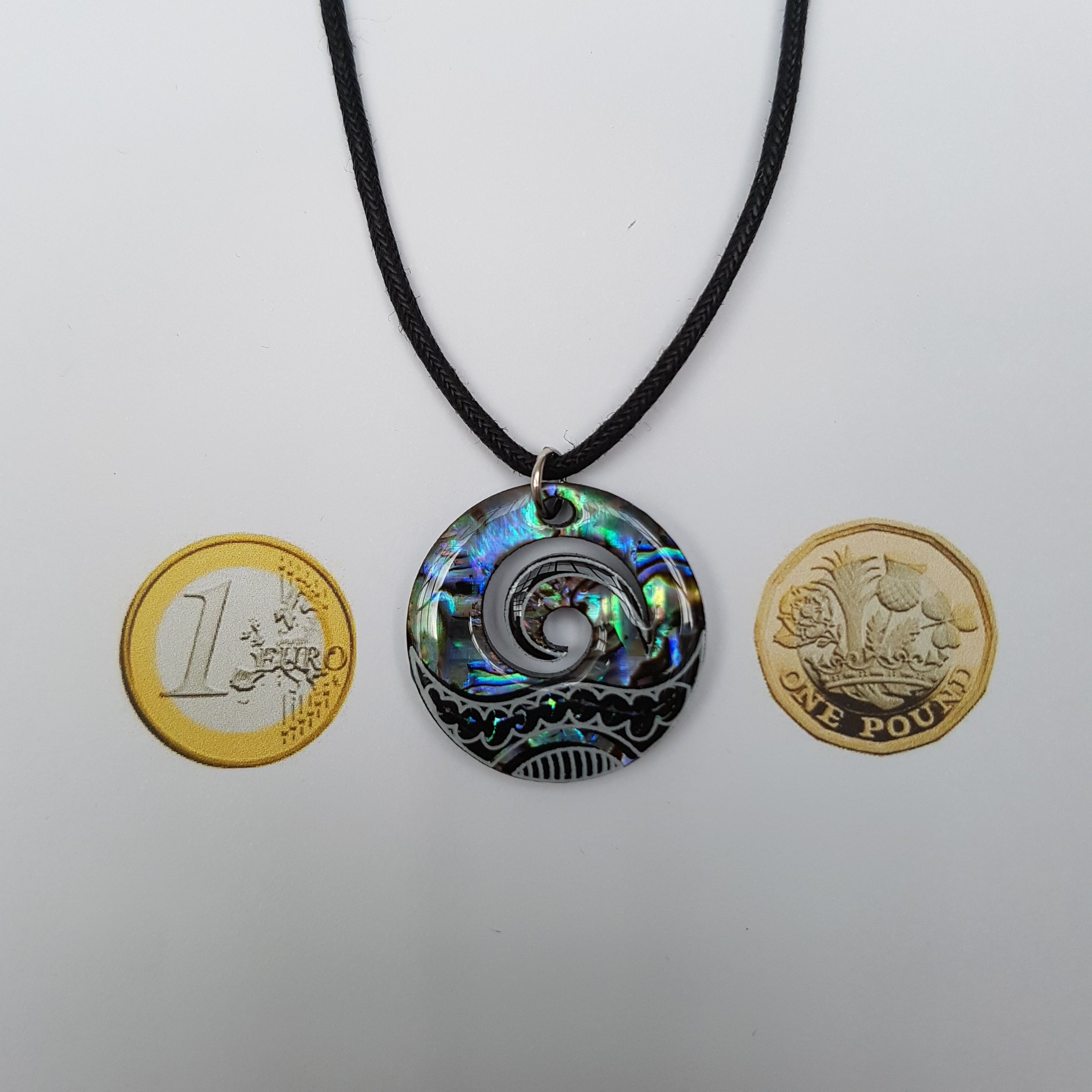 Collier à pendentif Maori Koru ou Wave Crest - Incrustation d'ormeau paua bleuté et vert sur disque en plastique noir - Avec cordon noir de 45,7 cm
