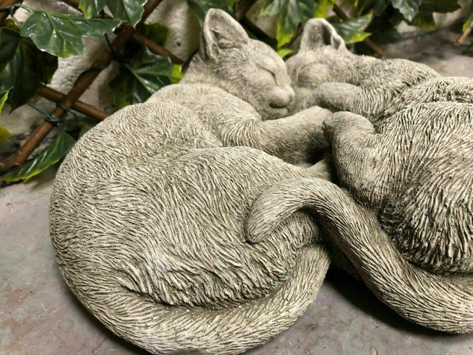 Statua in pietra ricostituita con gatti coccole | Ornamento vintage da giardino in cemento