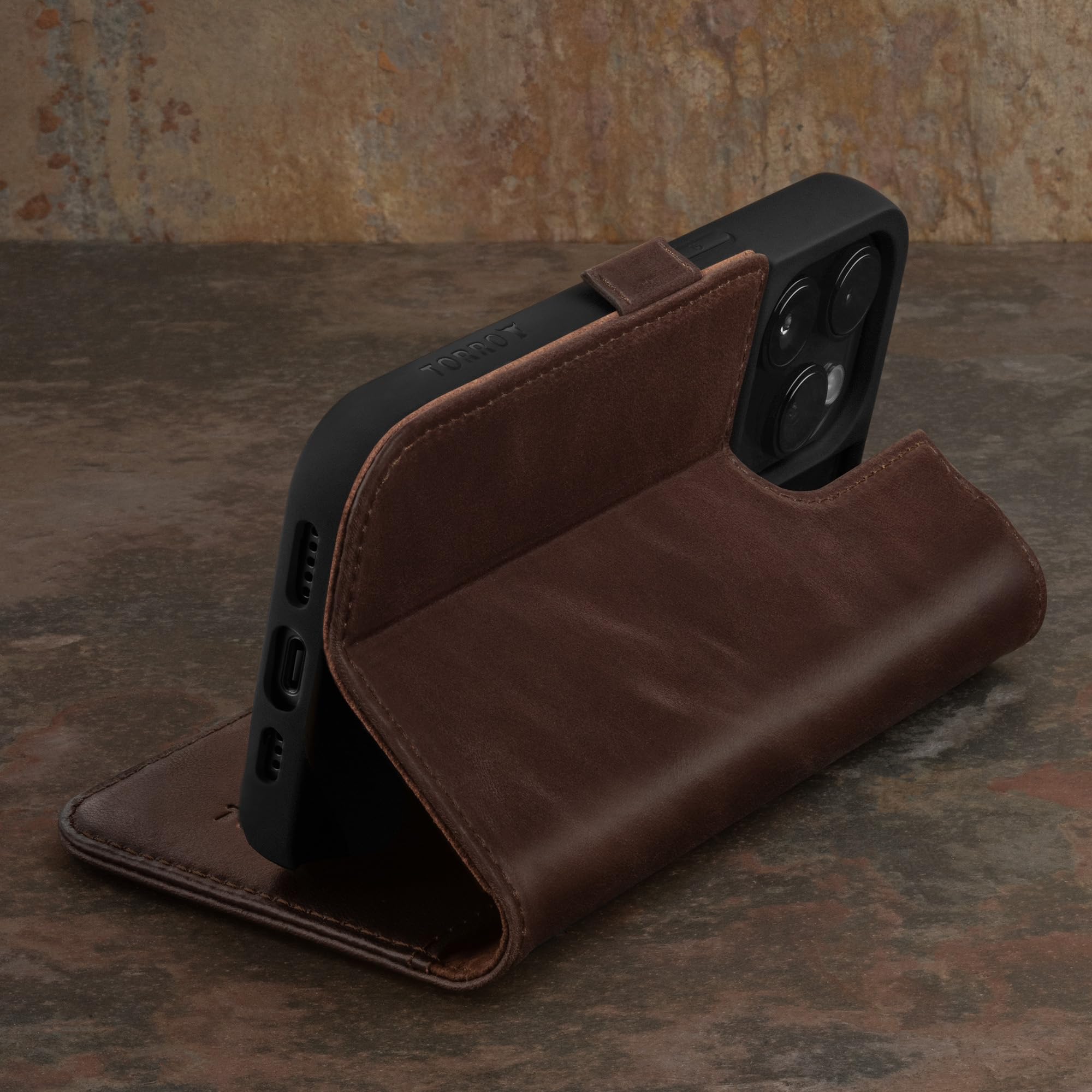 TORRO Skórzane Etui do iPhone 15 Pro – Wysokiej Jakości Skórzane Etui-Portfel z Poziomym Stojakiem i Przegródkami na Karty (Ciemny brąz)