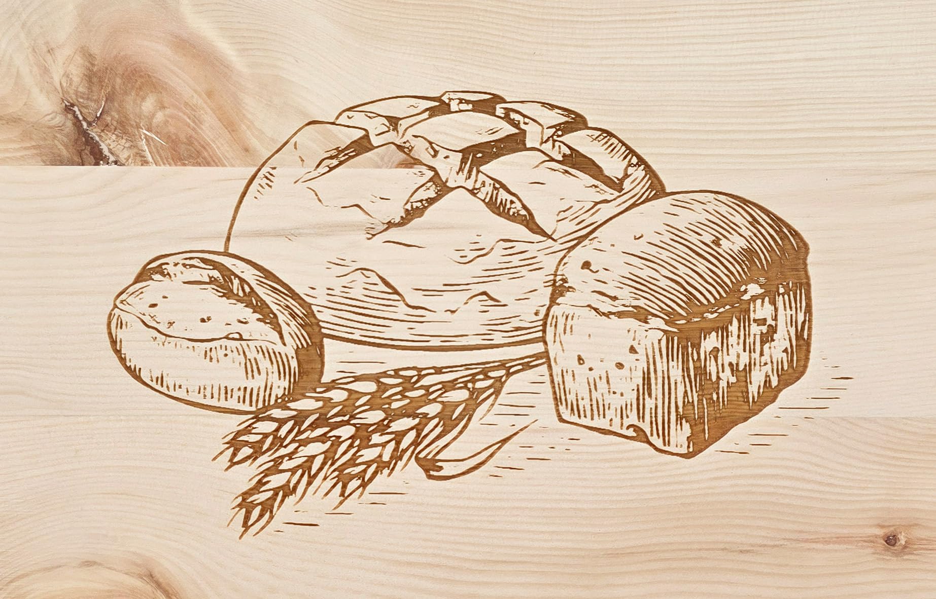 Metallfreie Holz-Brotbox mit Klappe und Gebäckgravur aus Zirbe