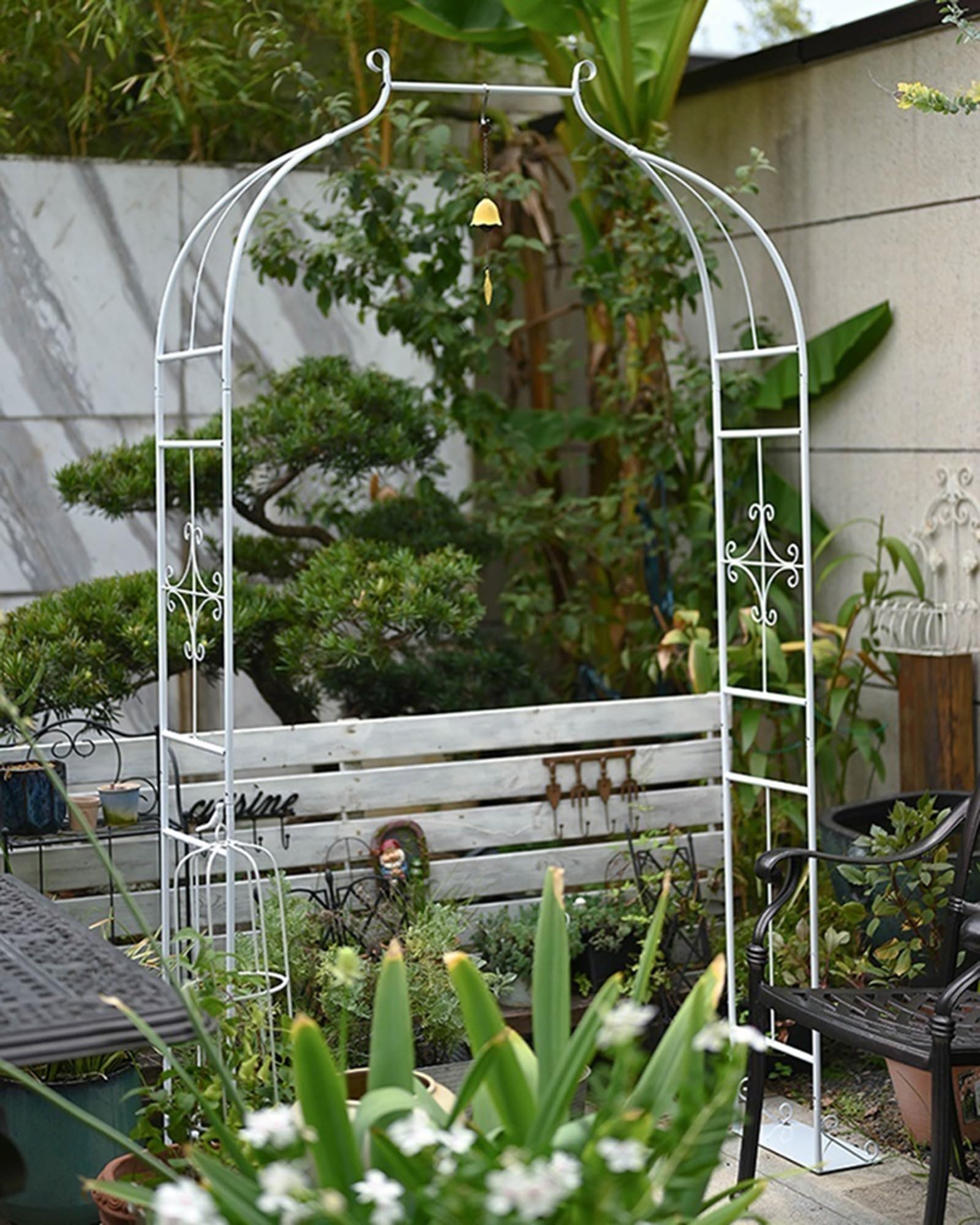 Arche de jardin romantique pour habiller une allée de roses et de vignes