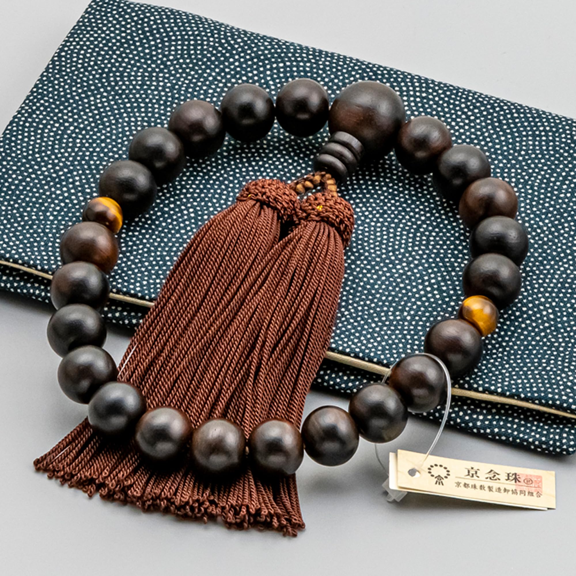 WEB限定 お仏壇のはせがわ 数珠 数珠袋付 葬儀用 法事用 日本製 じゅず すべての宗派で使用可能 男性用 縞黒檀 天虎目 正絹 念珠袋付