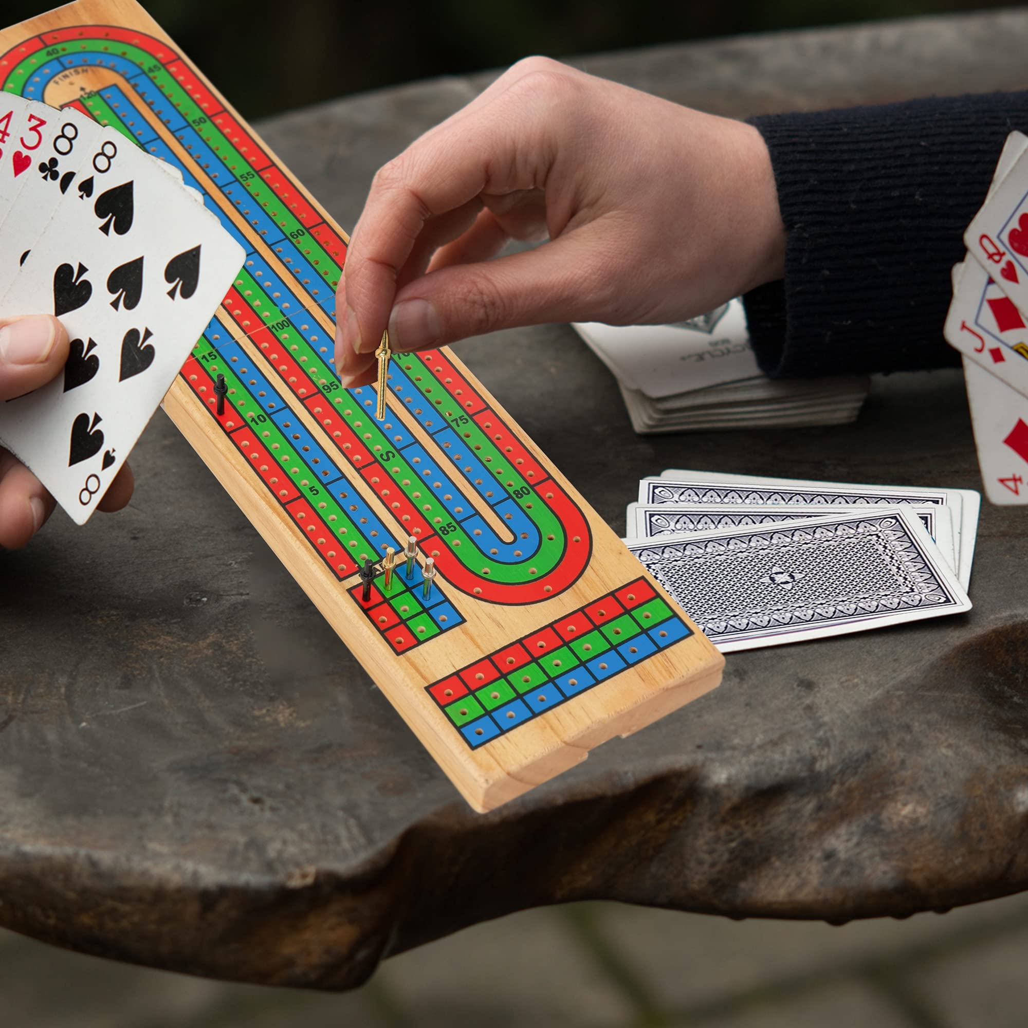 Juego de mesa de madera tradicional, codificado por colores de 3 pistas con clavijas de metal y baraja de naipes 2