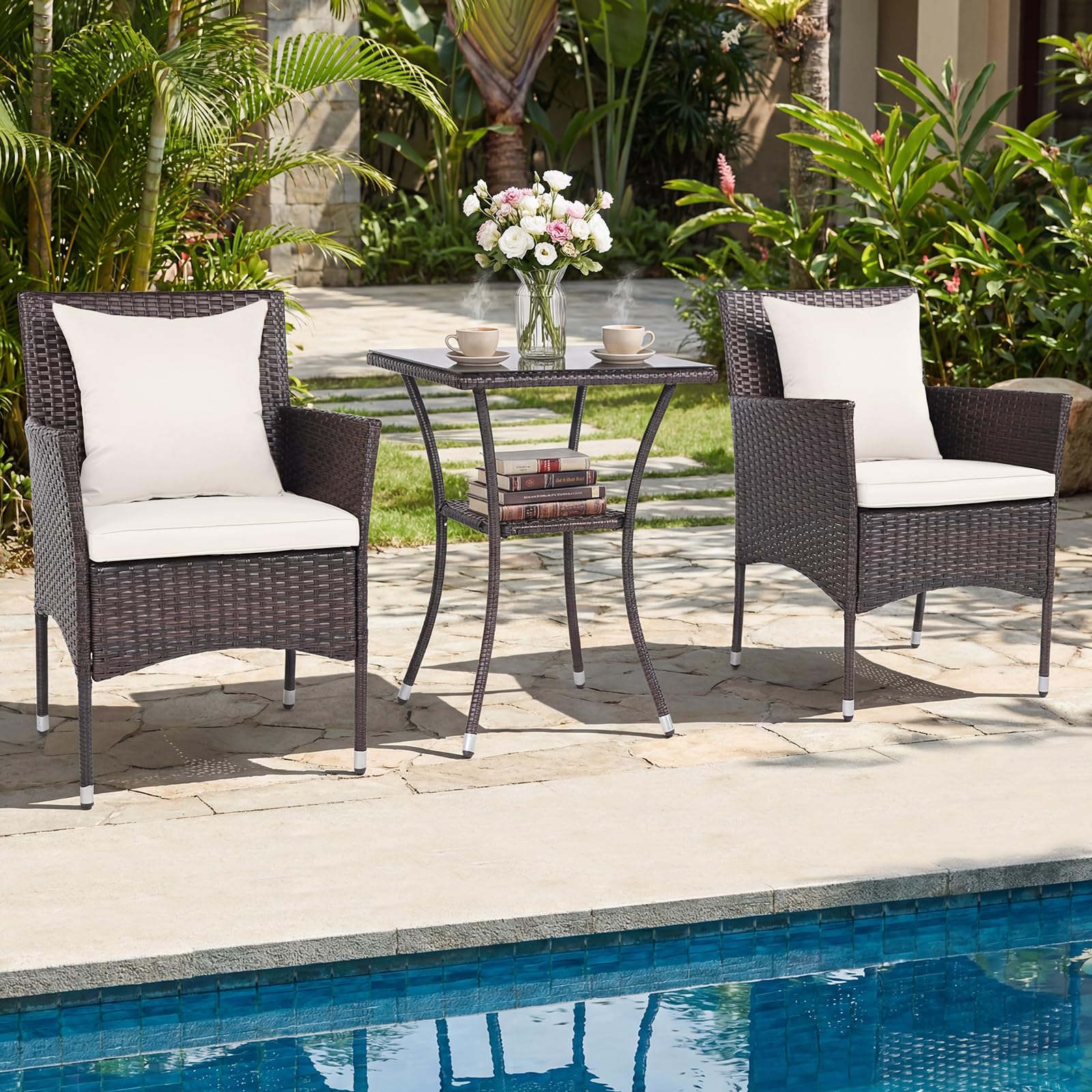 COSTWAY Set da Salotto da Giardino 3 Pezzi, 3 Pezzi Set Mobili da Esterno in Rattan con Tavolo in Vetro Temperato a Doppio Ripiano, Set da Conversazione con Cuscini per Veranda (Marrone+Bianco)