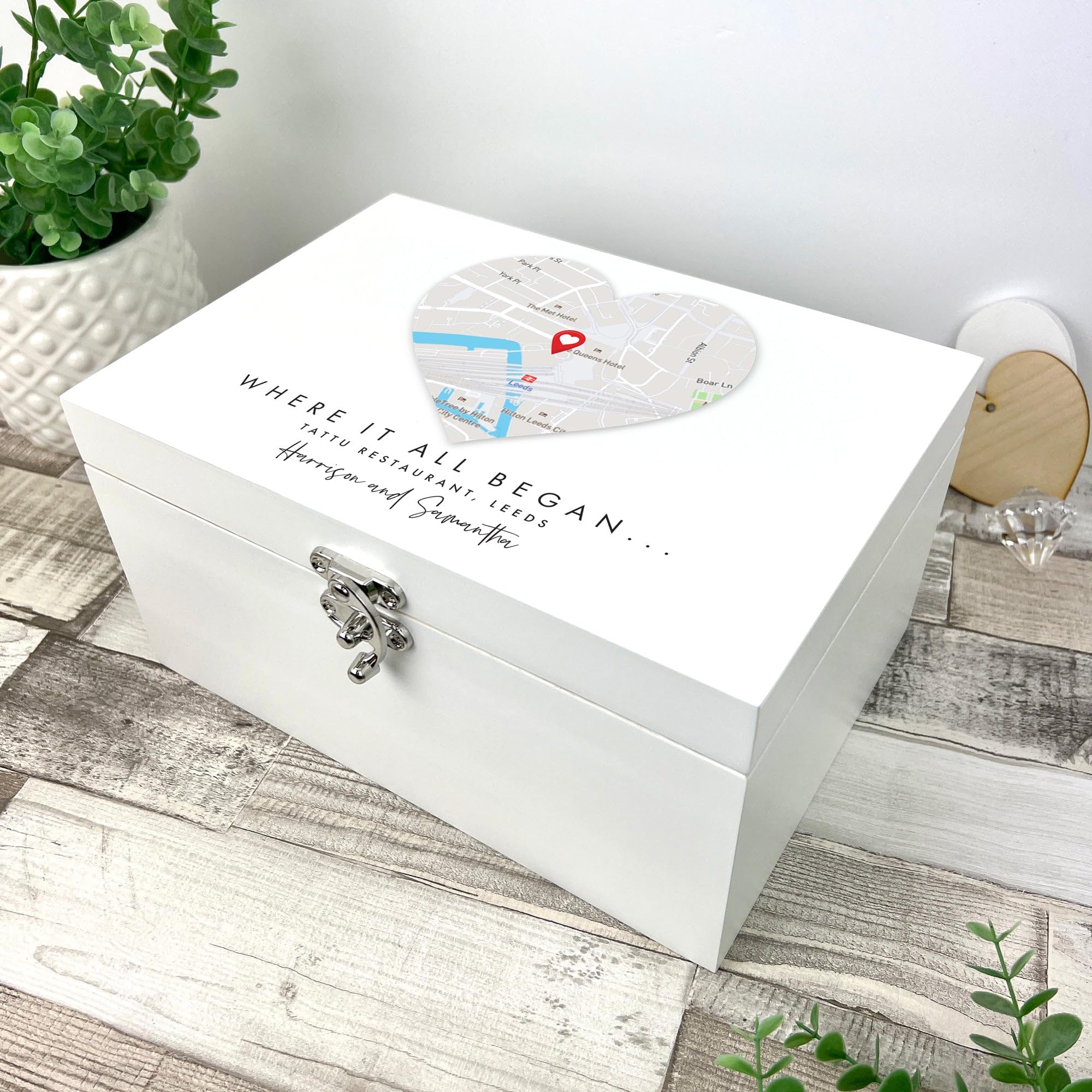 Caja de recuerdos de ubicación de mapa personalizable, diseño de corazón, caja de recuerdos de madera, regalo de San Valentín, aniversario, vacaciones, amistad, 27 x 19 x 14 cm