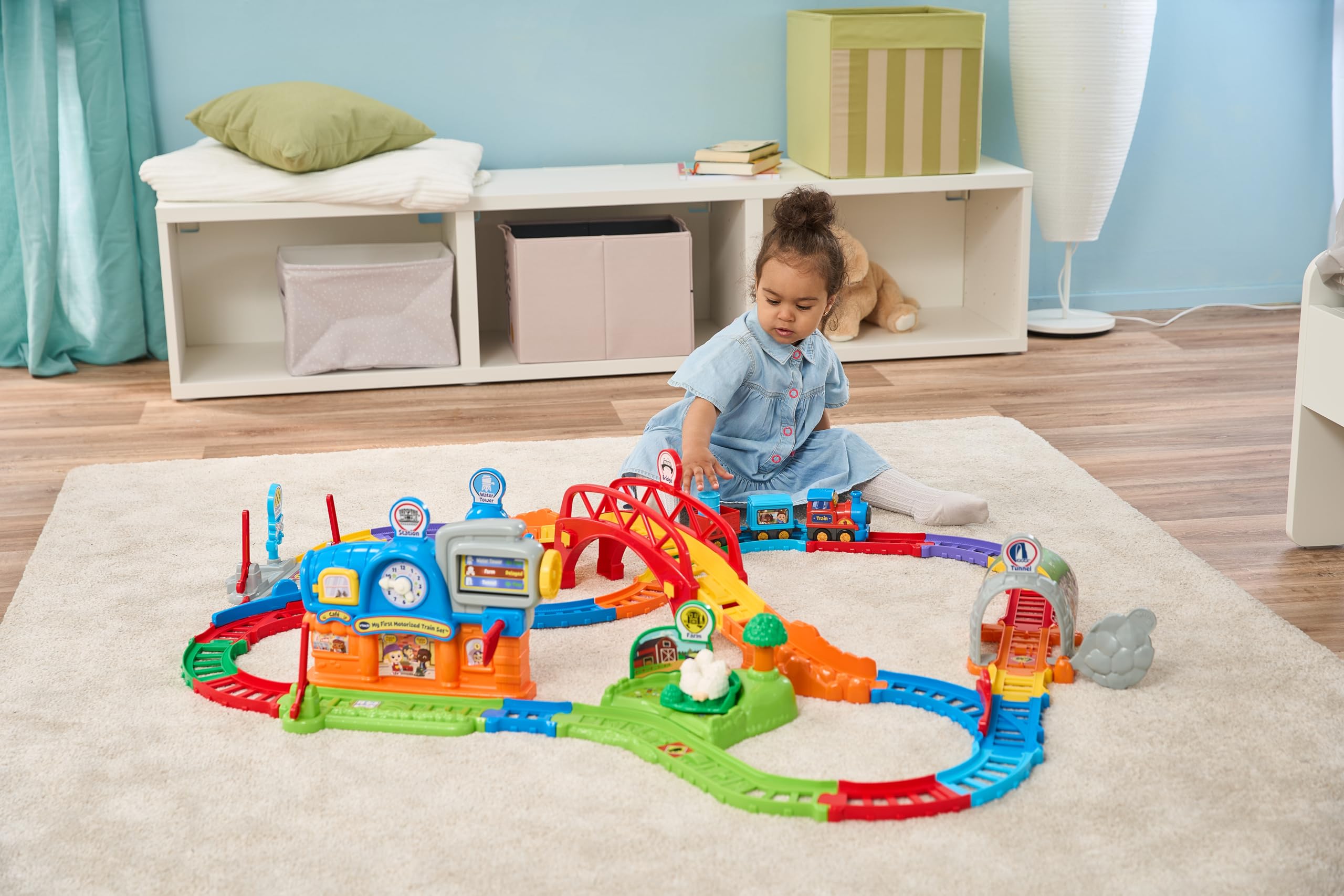 VTech Vroom Vroom Go przygody pociągiem, tor elektryczny z przeszkodami, w tym lokomotywa motoryzowana i wagony, 6 magicznych stref, włoski, baterie w zestawie, 1-5 lat