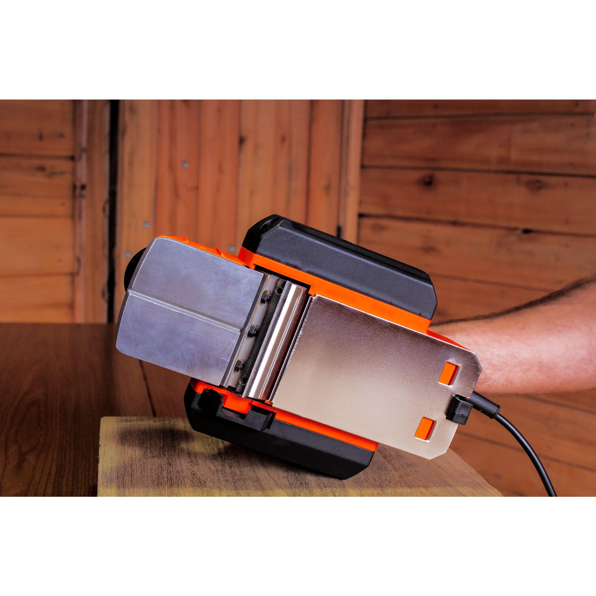 BLACK+DECKER BEW712-QS Cepillo Eléctrico, Potencia de 710 W, Ancho de Corte 82 mm, Profundidad de Corte de 2 mm, Bolsa Recolectora y Adaptador de Aspiración