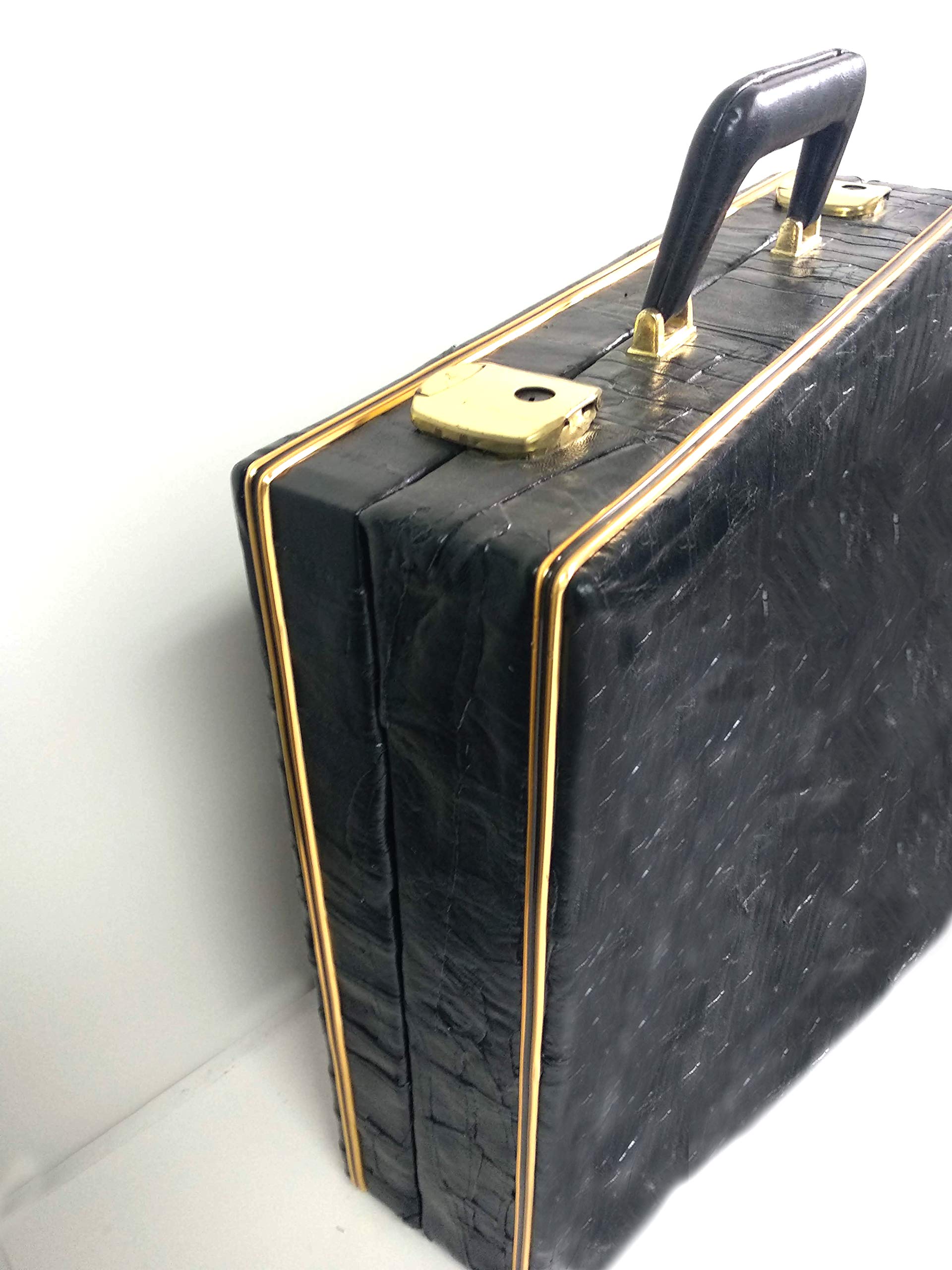 Maletín de Piel en Color Negro. Maletín de ataché de Primera Calidad para Guardar y Transportar álbumes, Documentos Detalles en Oro. Medidas 43x40x10. Cierre de Llave