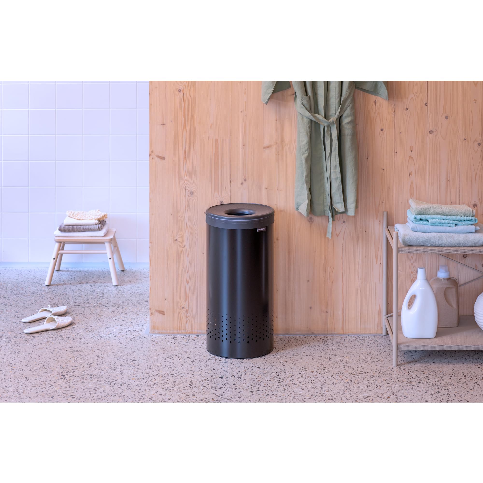 Brabantia Wäschekorb mit Deckel | 35 l Wäschebehälter mit herausnehmbarem Baumwollbeutel und Quick-Drop-Öffnung | Platzsparender Wäschekorb | Matt black