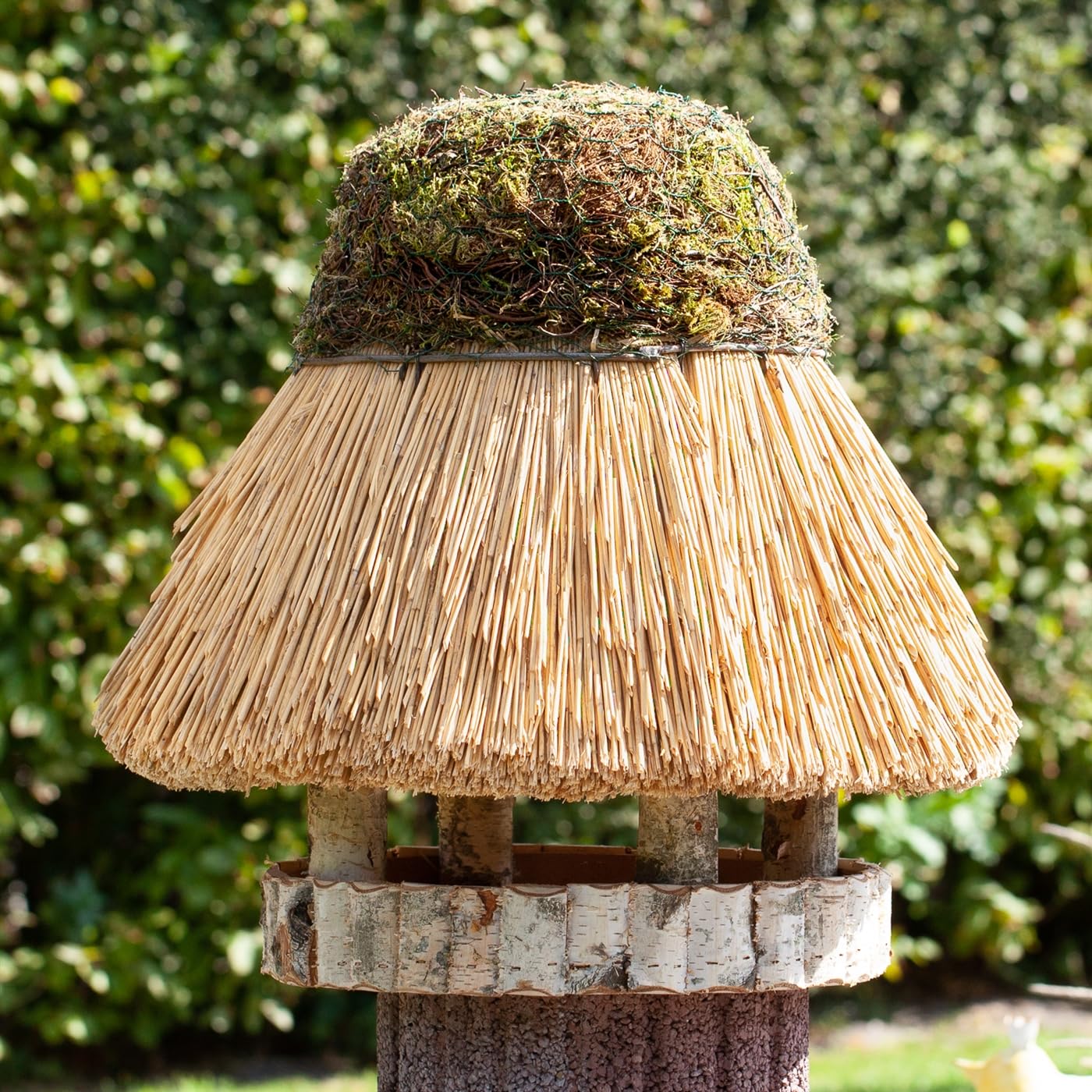 VOSS.garden Vogelvilla Föhr mit Reetdach, Naturbelassene Birke 44cm große Futterplatte, Vogelhaus Vogelfutterstation Futterhaus Vogelhäuschen Futterstation
