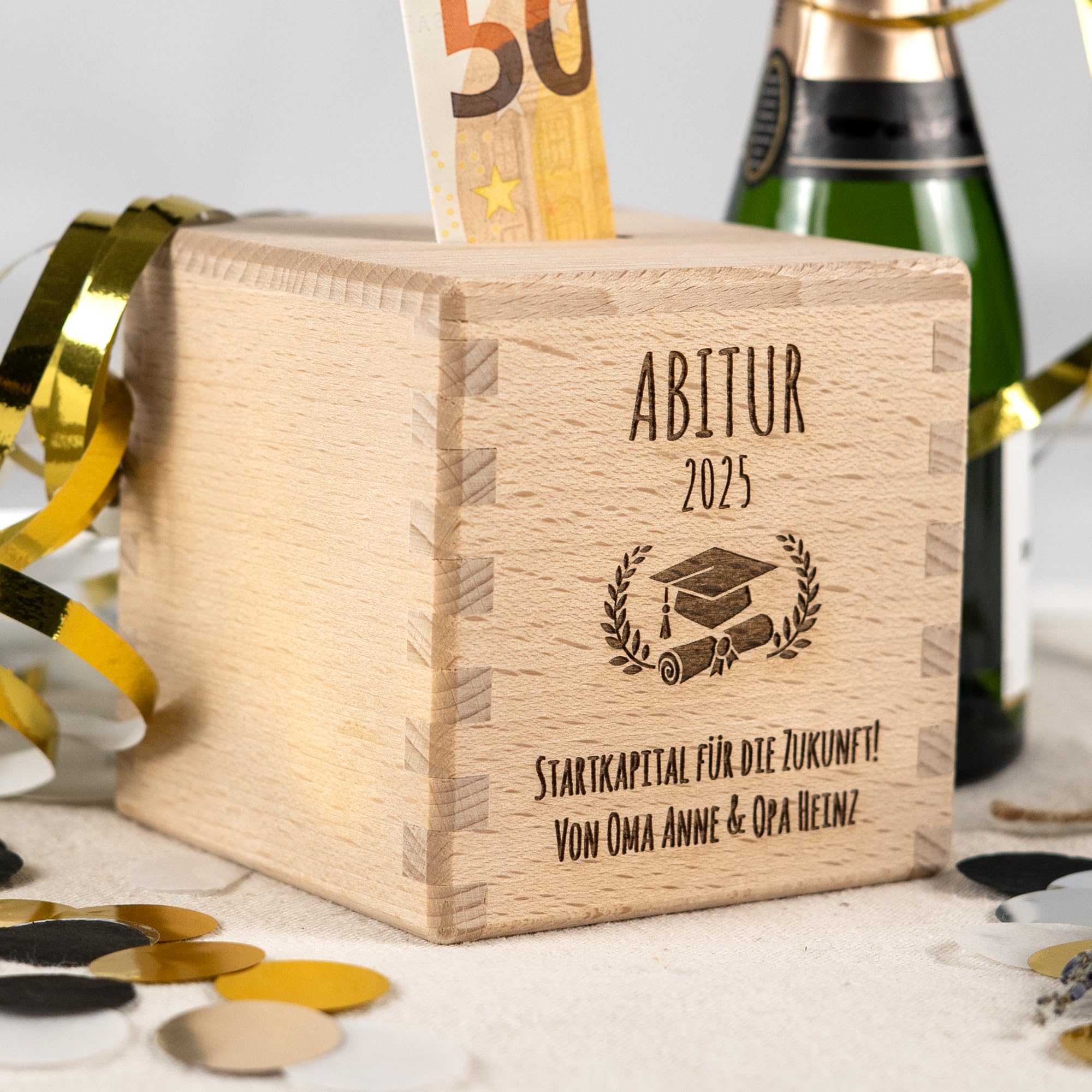 HOFMEISTER® Personalisierte Spardose Abi 2025 – Geschenkidee zum Abiturabschluss aus Buchenholz – Gravur mit Doktorhut und Kranz – 10 cm