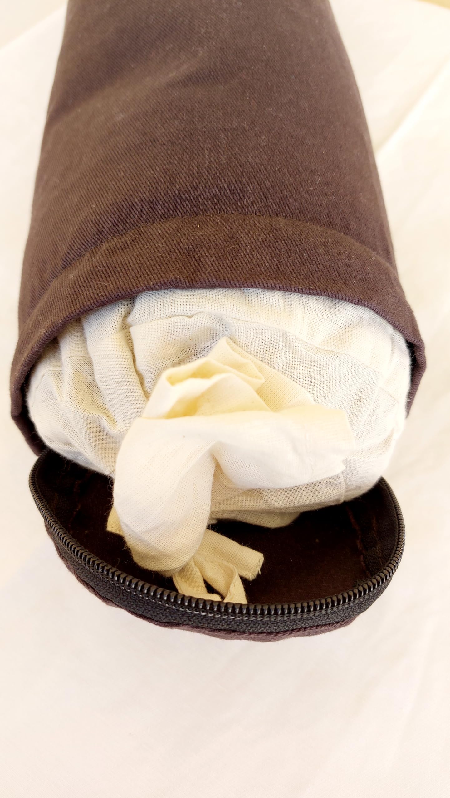 Aikyam Mini Bolster de Yoga. Cojín Cervical 43 x 13 cm. Reposacabezas, Soporte de Rodillas, Apoyo de empeines, accesorio de alineación y descanso para yoga y pilates. Ideal en Yoga para Niños.