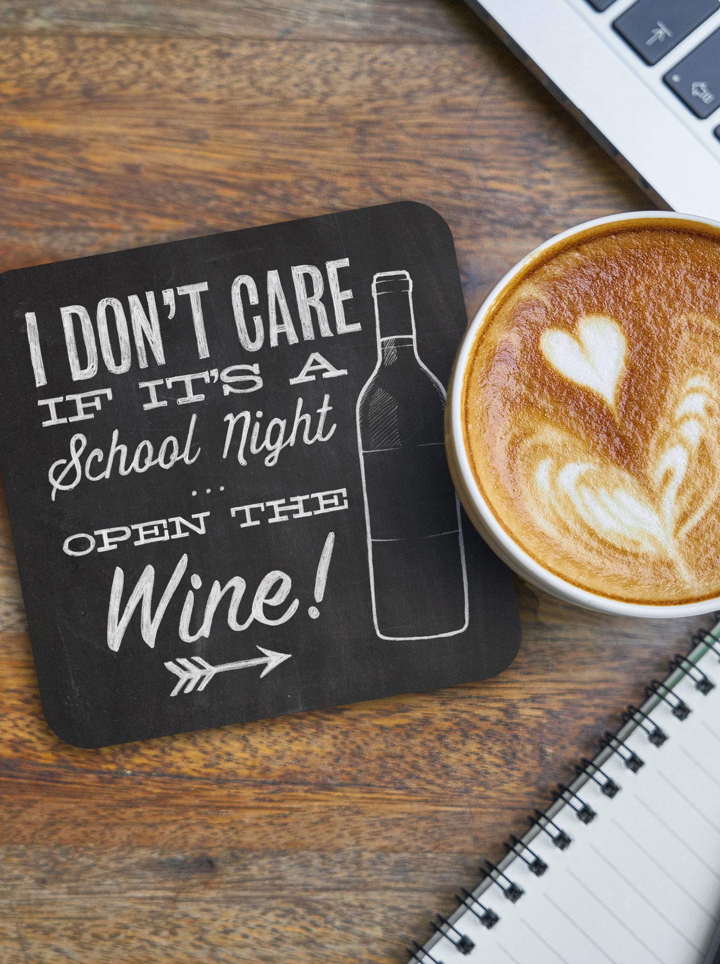 Sottobicchiere Divertente In MDF Lucido Con Scritta 'Managers Never Complain But We Do Wine' (9x9 Cm)