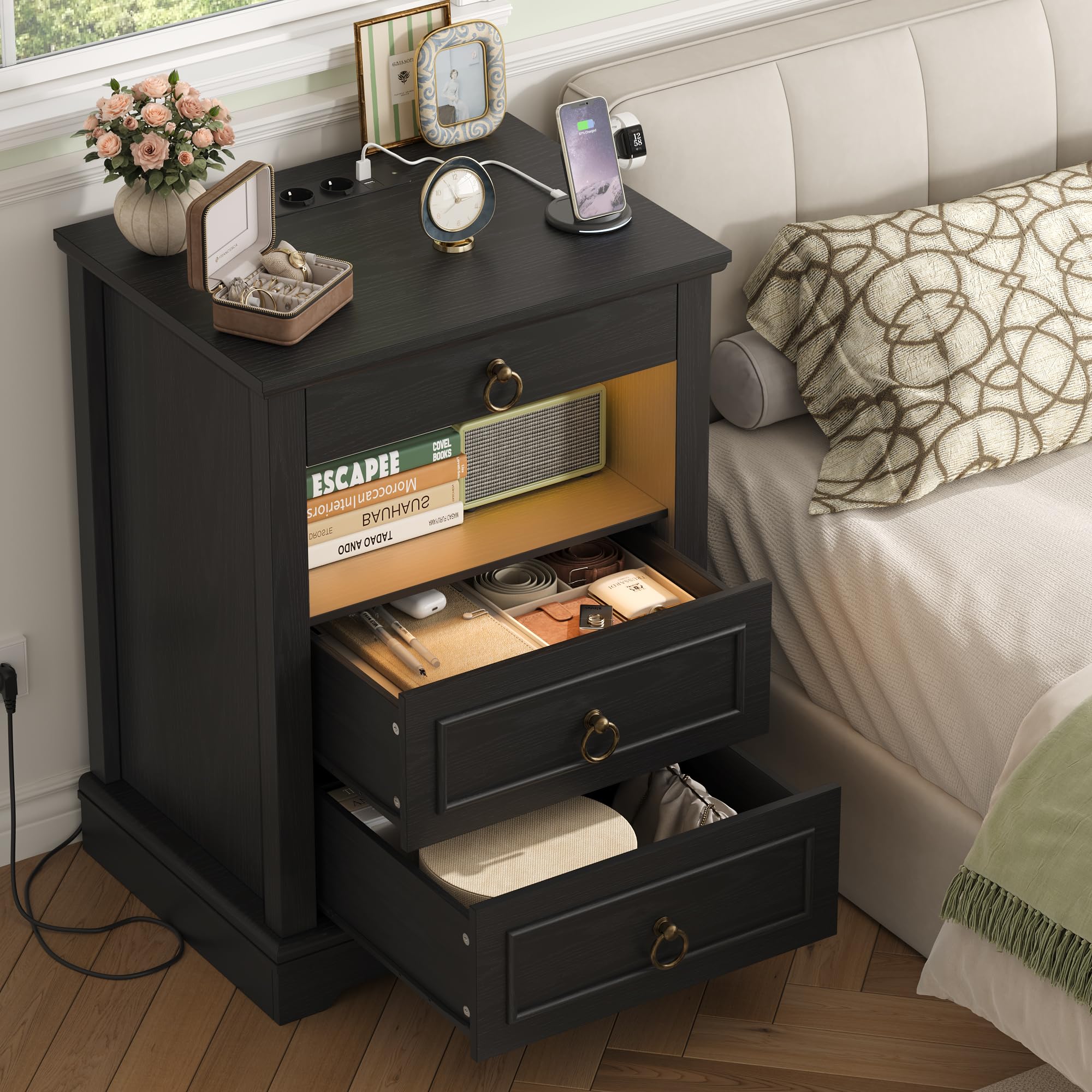 Comodini Camera da Letto, Stazione di Ricarica, Luce LED, Retro | 2 Prese AC e Porte USB, 47 x 40 x 66 cm, Cassettiera Camera da Letto, per Corridoio, Soggiorno, Bianco/Nero, Venature Legno