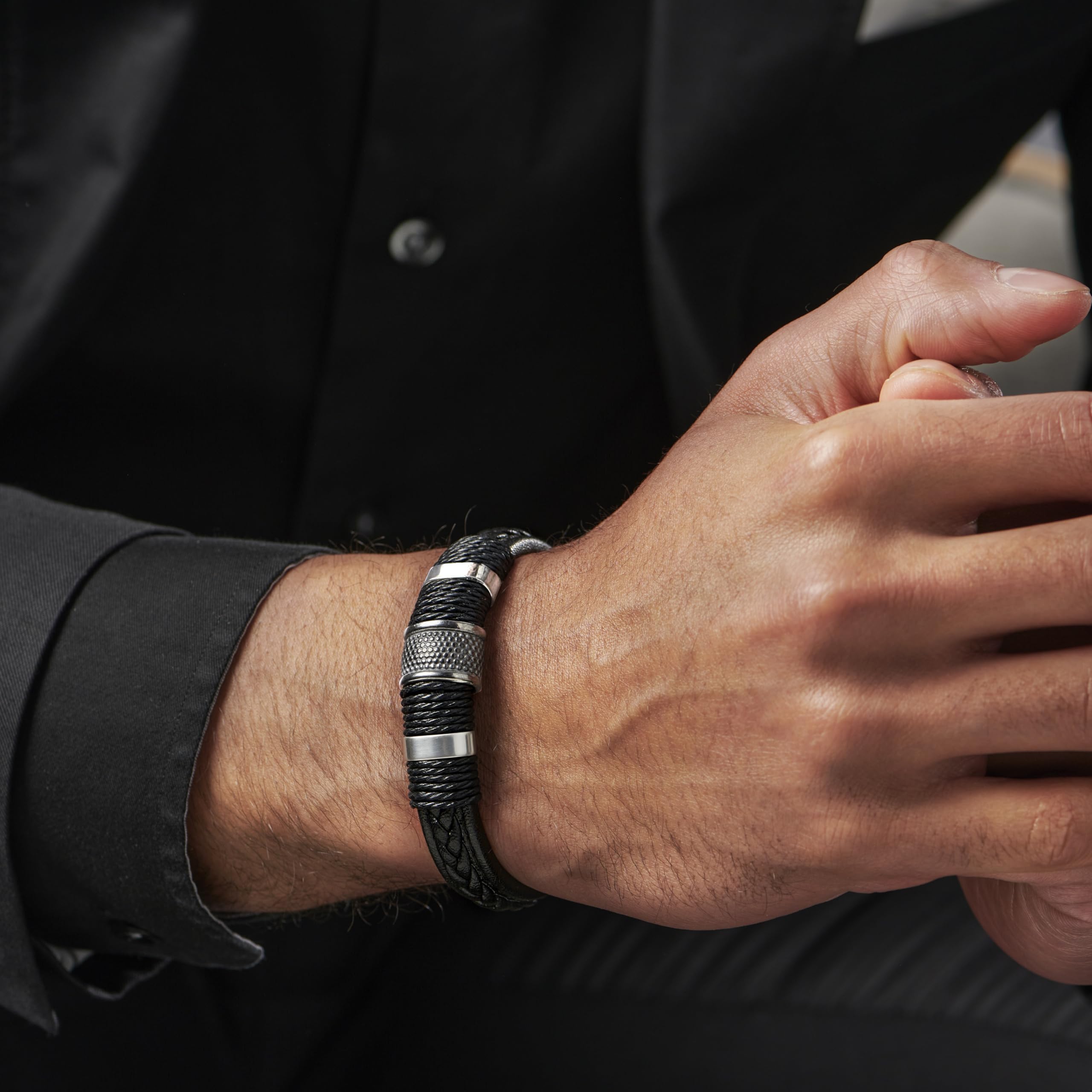 Lucleon by Trendhim Armband Herren | Schwarzes Icon Lederarmband mit silberfarbenem Edelstahlverschluss | Geflochtenes Echtleder | Dänisches Design | Geschenkidee für Männer & Vatertag