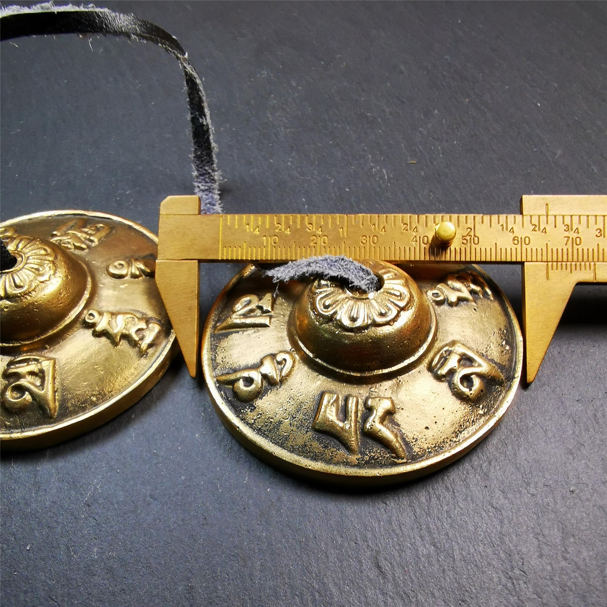 Conjunto de Campanas de platillos de meditación Tibetanas - Platillos Tingshas Tibetanos - Hecho a Mano en Nepal - campanas - Latón liso 6.5cm