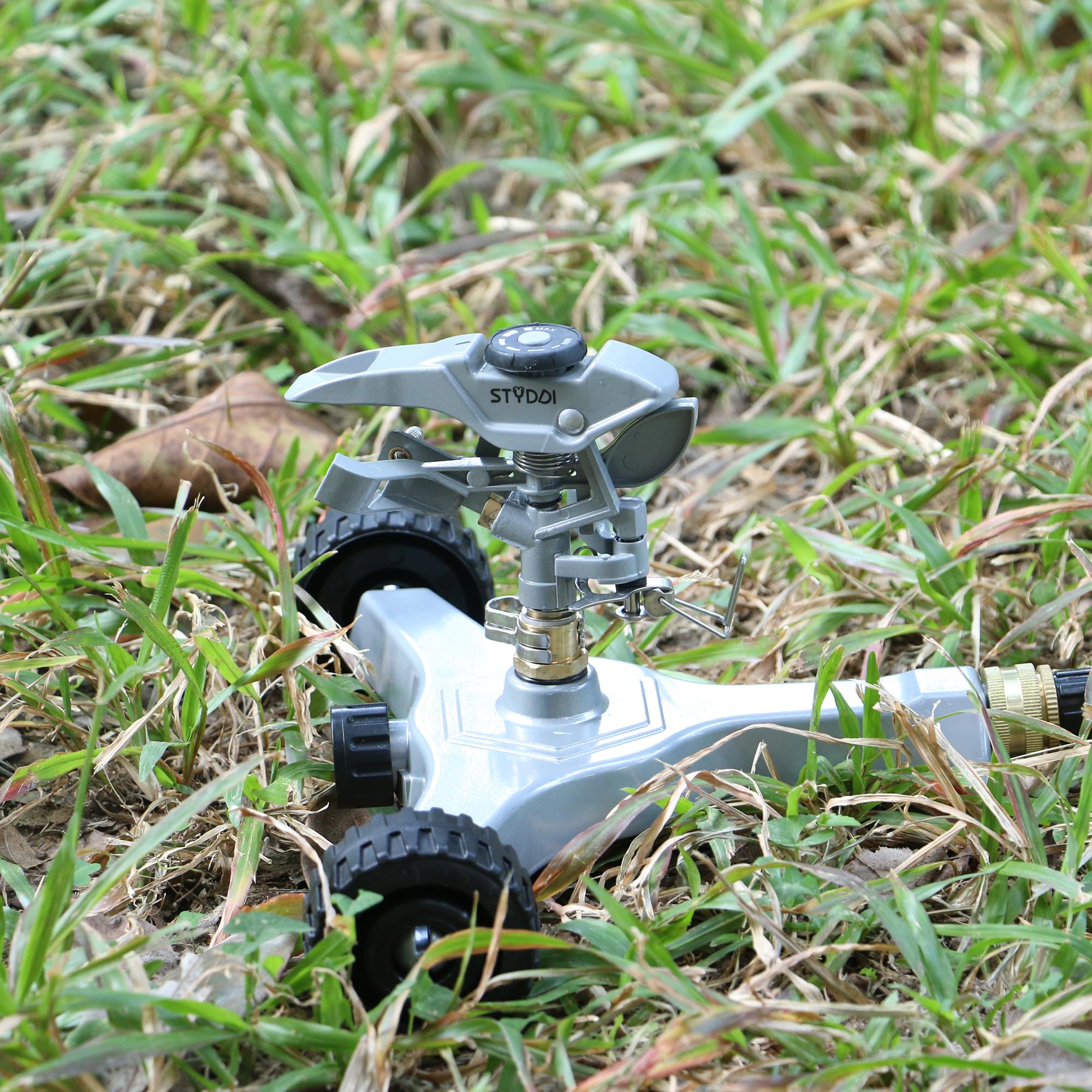 STYDDI Irrigatore pulsante in metallo su base con ruote in metallo in-serie, irrigatore circolare regolabile per prato circolare di medie e grandi dimensioni, cortile, giardino e grandi aree