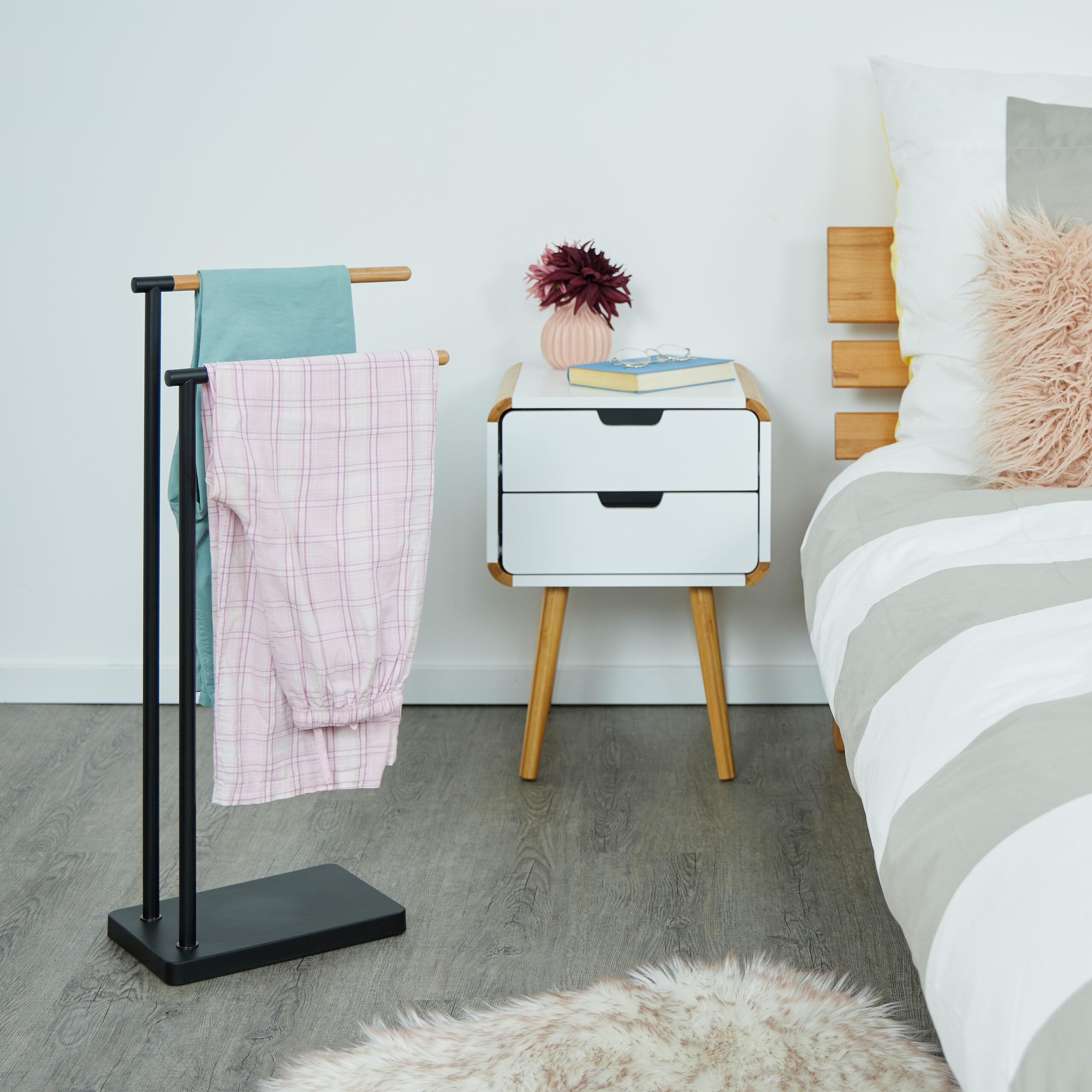 Relaxdays Toallero de Pie, Porta Toallas Baño, Soporte con 2 Brazos, Acero Inoxidable, Bambú, Montaje Sin Taladro, Negro