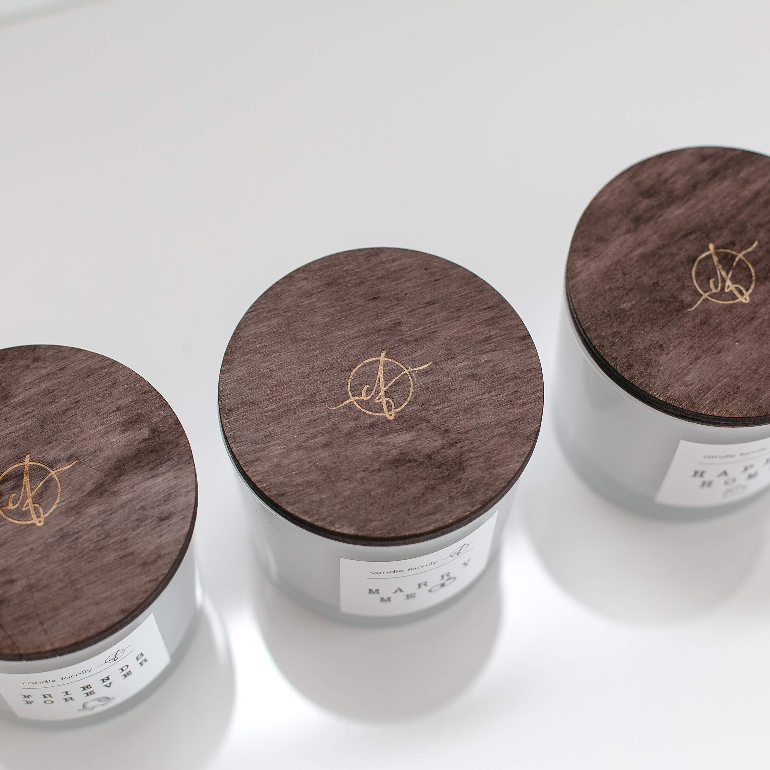 Candle Family Happy Home Bougie en cire de soja avec couvercle en bois élégant et parfum relaxant - Raisin rouge, pomme et ambre - Durée de combustion : 30 heures - 10 x 10 cm