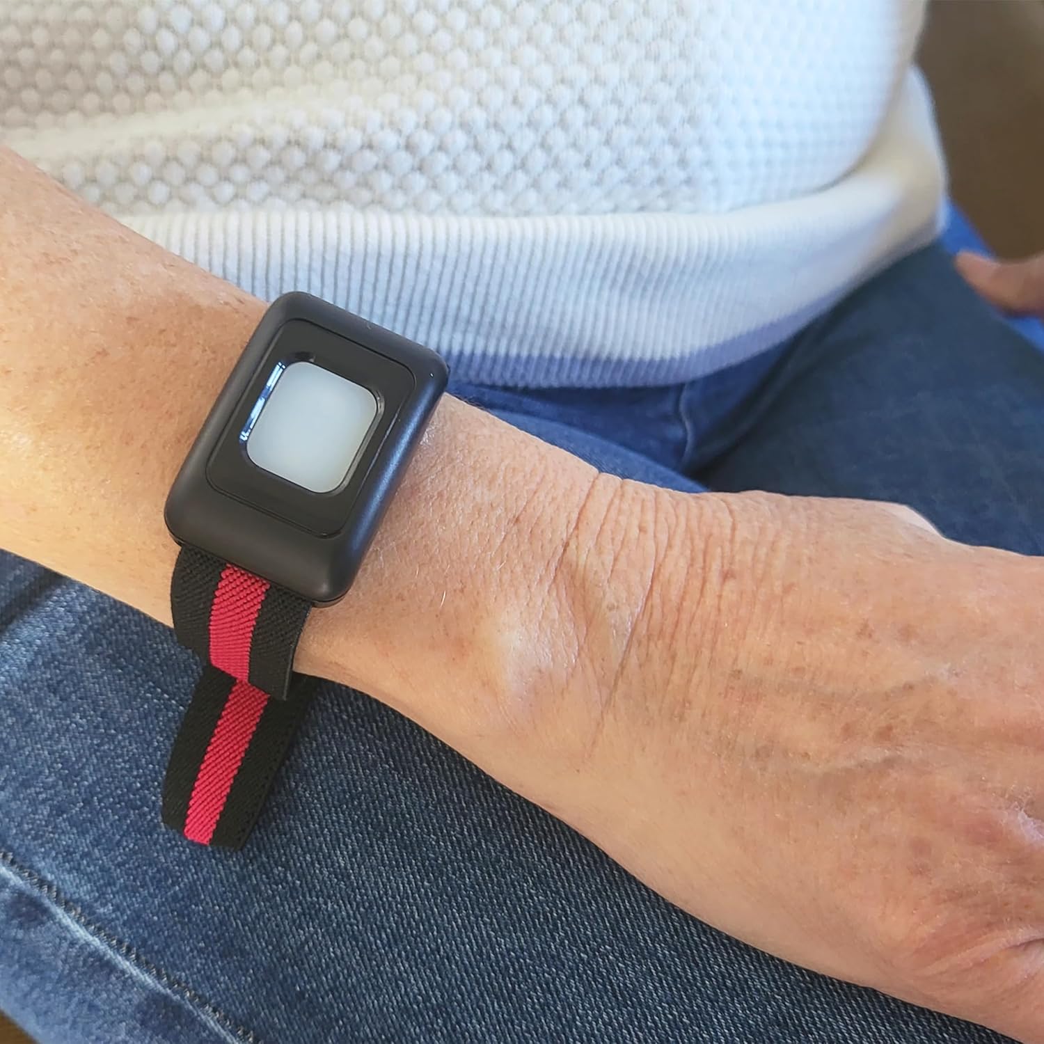 Person wearing the SOS button as a bracelet