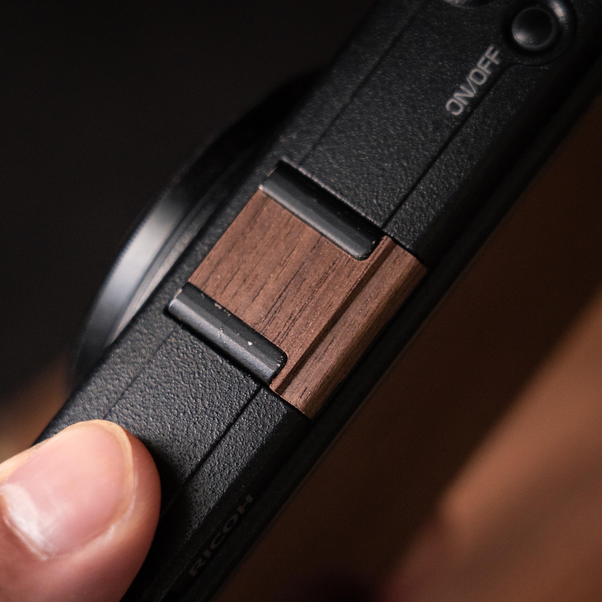 Amazon | 木製 木製サムアップグリップ ホットシューカバーキャップ