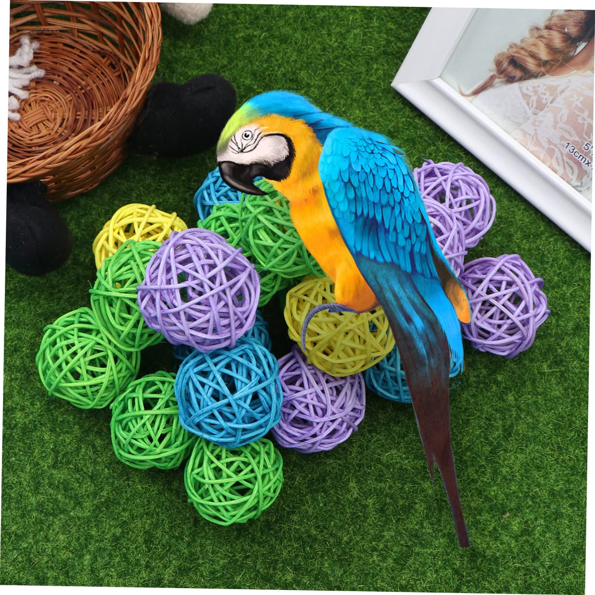 DOITOOL 60pièces Jouets à Mâcher Rotin pour Oiseaux Boules De Rattan Colorées pour Perroquets Et Petits Oiseaux Amusants Et Sains