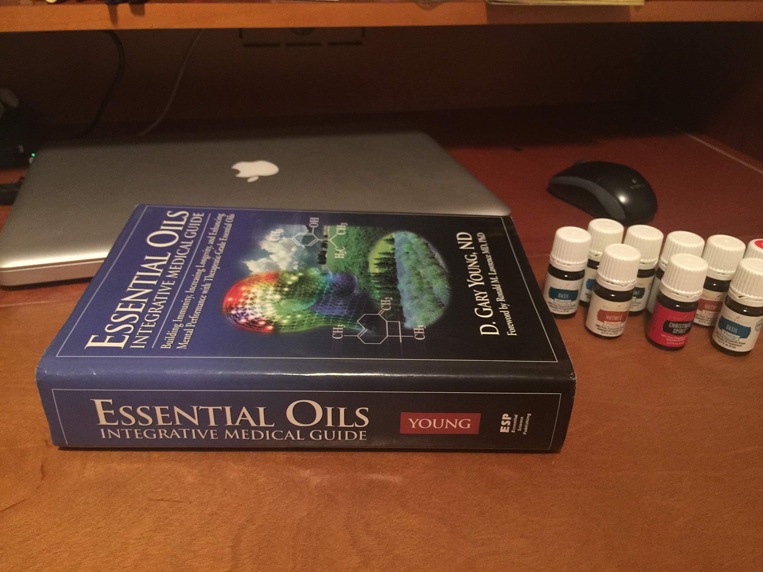 Essential Oils Integrative Medical Guide: Building Immunity, Increasing Longevity, and Enhancing Mental Performance With Therapeutic-Grade Essential Oils