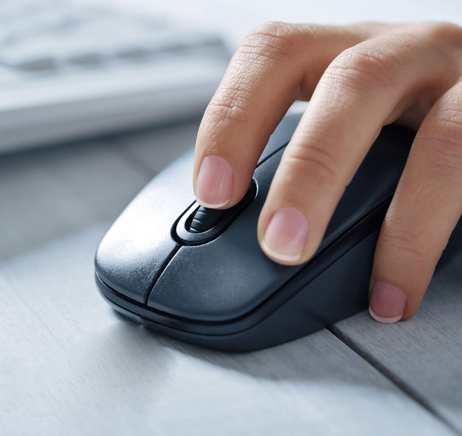 Hand using the X.Cell M100 Wireless Mouse