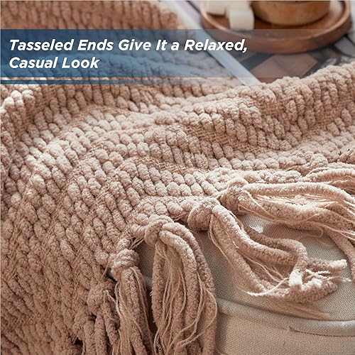 Miniatura 22 de Bedsure Mantas de Felpilla para Sofá - Manta de Chenilla Tejida de Punto Grueso Texturizado - Manta Boho Decorativa Súper Suave y Cálida con Borlas
