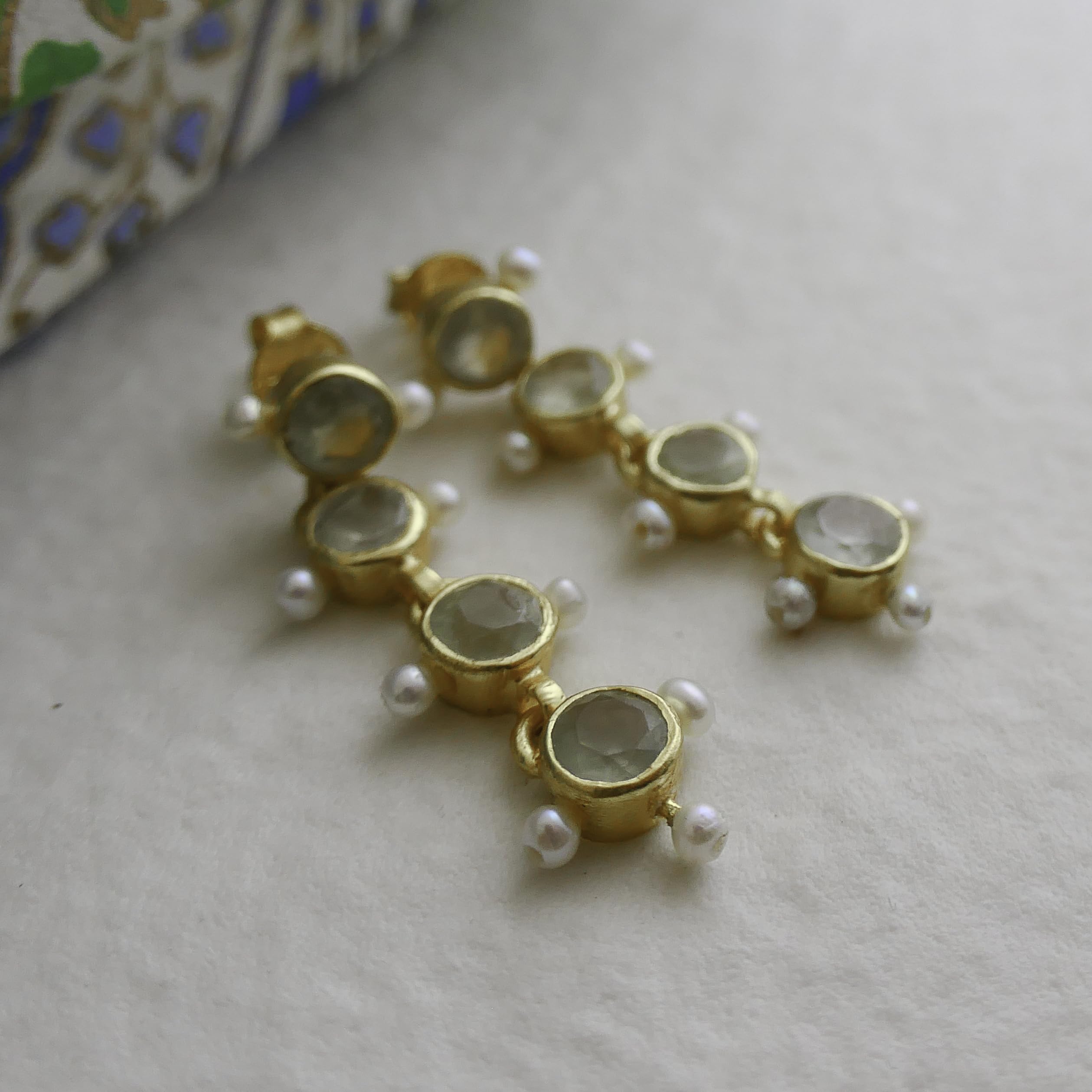 Orecchini Pendenti in Argento Sterling 925 Placcato Oro | con Prehnite e Perle d’Acqua Dolce - Gioiello Elegante con Pietre Naturali per Donna